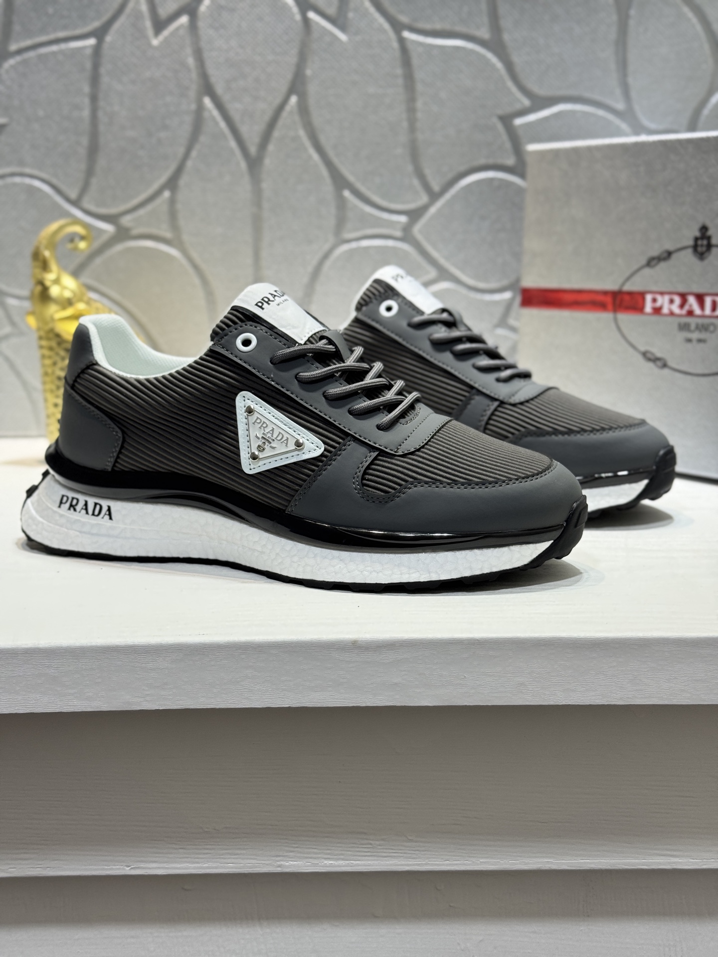 NO:356351,[Real price] High-end boutique Prada/Prada counter latest sports shoes shipped. You know the leading counter model. The fabric is selected and made of cowhide surface with hardware accessories. Inner: sheepskin inner sheepskin foot pad. High-end air cushion mold-opening anti-slip rubber sole, exquisite lines, simple and atmospheric, comfortable to go up and down, leisure and travel. Size38-45 