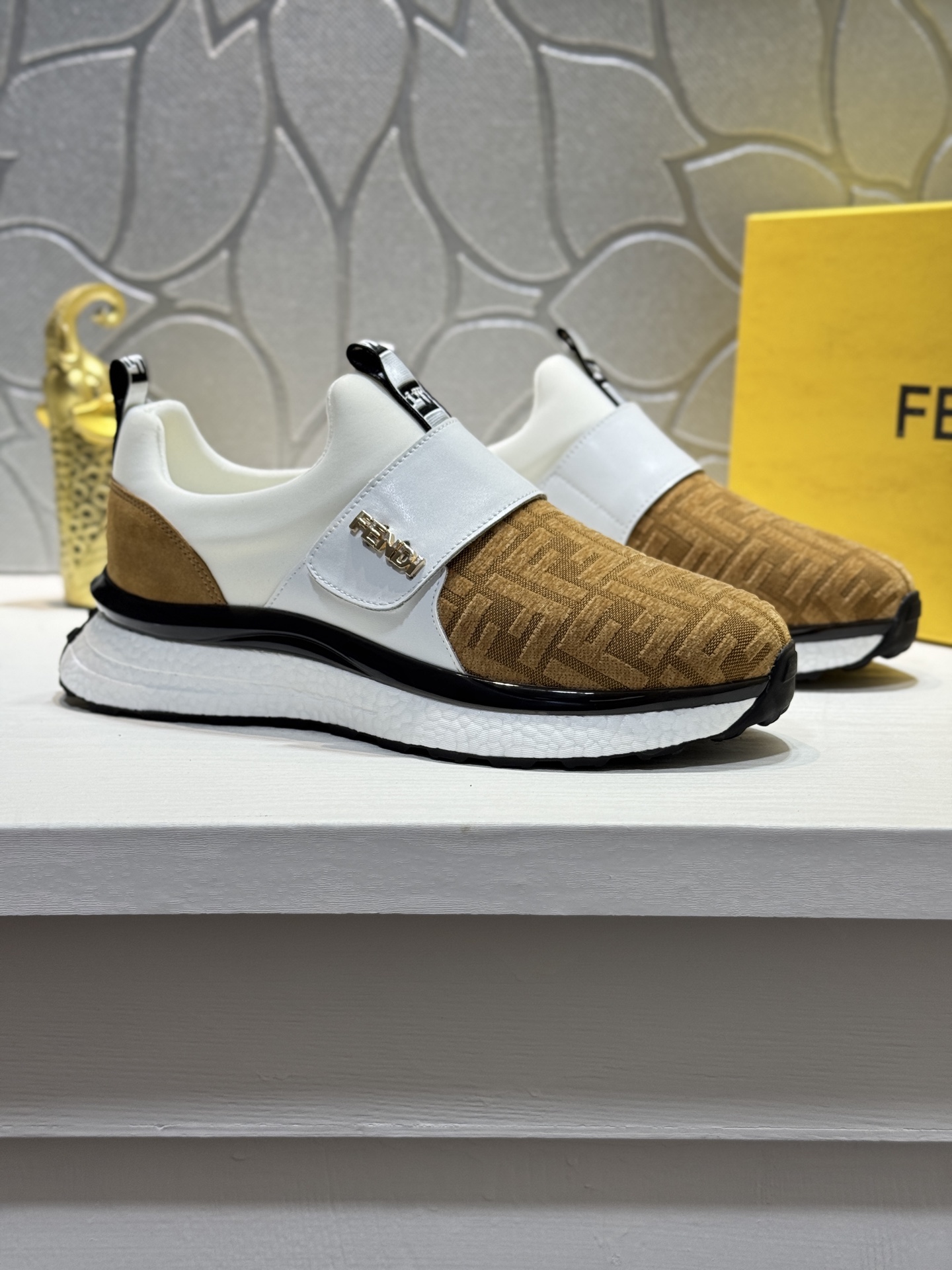 NO:356368,[Real price] Original order quality - Fendi top purchasing agent, new men's counter model, original configuration, Italian imported cowhide splicing, mesh lining, inner height, original sole, original special original sole, super comfortable, original order goods, high quality, two colors available, you can enter and exit the counter at will. Welcome to compare. Size38-44 