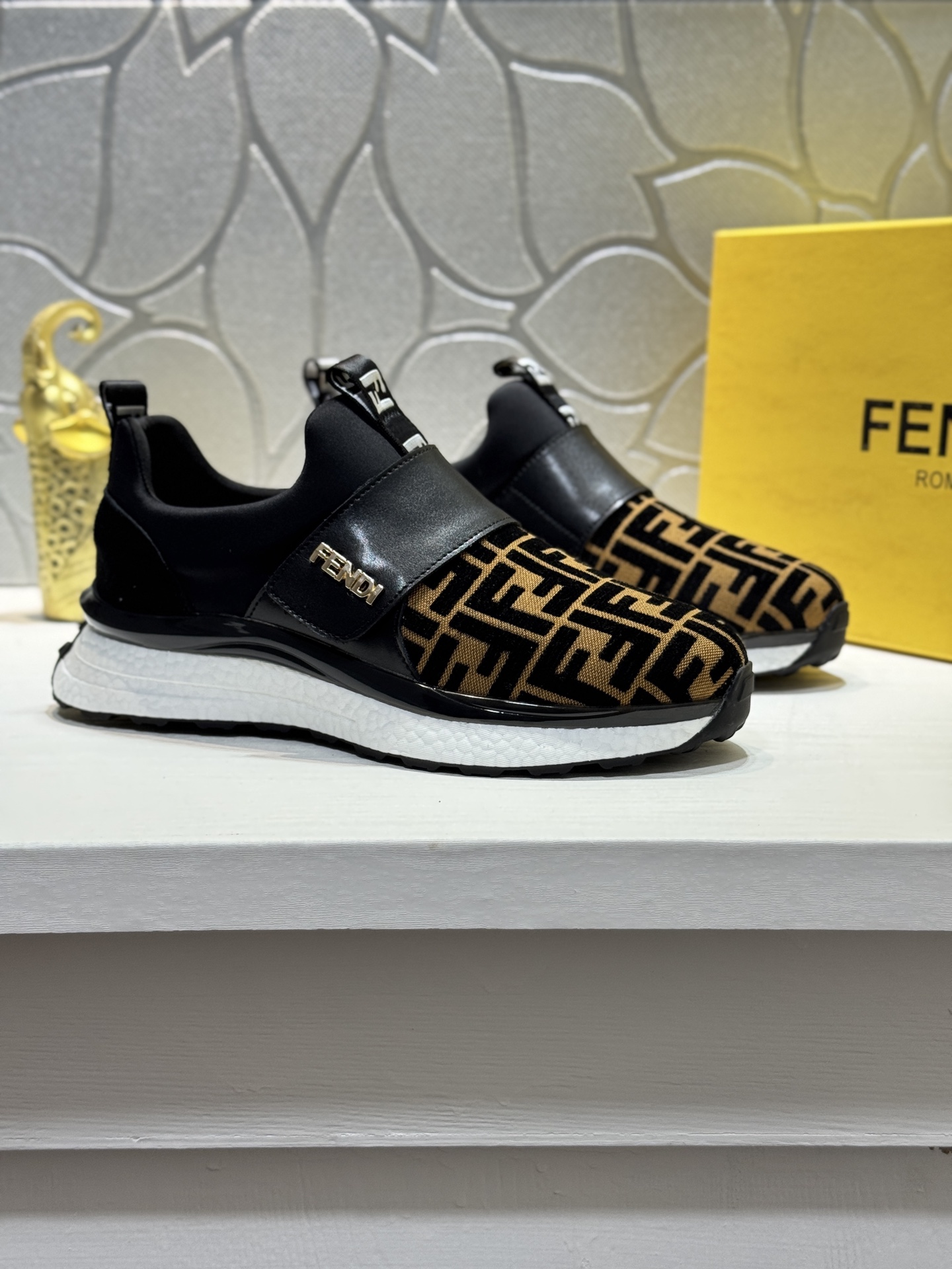 NO:356384,[Real price] Original order quality - Fendi top purchasing agent, new men's counter model, original configuration, Italian imported cowhide splicing, mesh lining, inner **, original sole, original special original sole, super comfortable, original order goods, high quality, two colors available, you can enter and exit the counter at will. Welcome to compare. Size38-44 