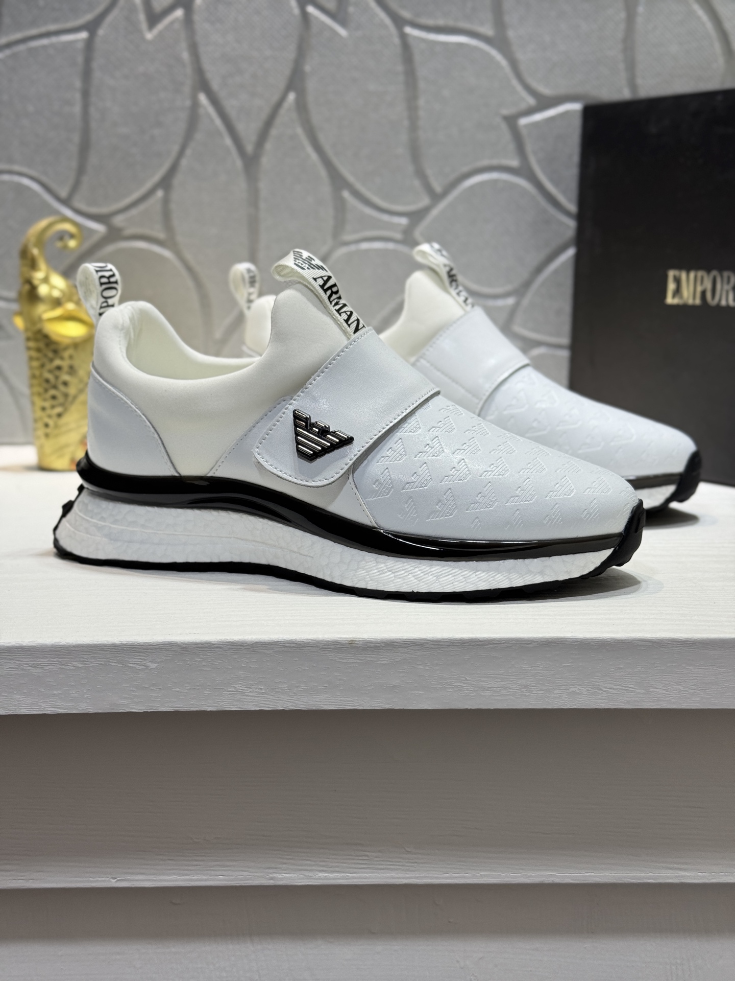 NO:356400,[Real price] High-end boutique [Armani] Casual original domineering LOGO brand material, the upper adopts imported cowhide mesh cloth Neri European and American masters' unique layout design, perfectly creates a counter quality wear-resistant sole, comfortable and atmospheric on the feet, and is a must-have for handsome men. Size38-44 (45 customization, armani, cowhide19860909【实价】高端精品【阿玛尼】休闲款原版霸气LOGO品牌料,鞋面釆用进口牛皮网布内里欧美大师独特版面设计 完美打造专柜品质耐磨大底,上脚舒适大气,型男必备. Size38-44（ 45定制,,armani,cowhide,Men's shoes