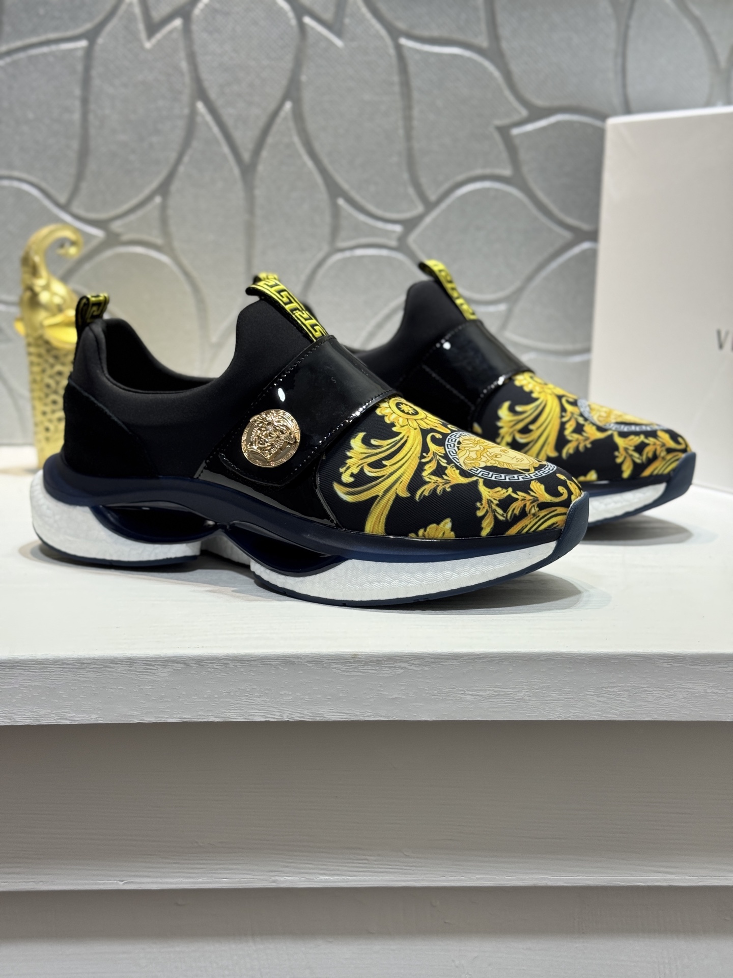NO:356413,[Real Price] Versac＊Versace’s top purchasing agent for men’s HK counter is available simultaneously. The original sole is specially supplied with original sole, the exclusive movable molding sole is super comfortable, the original order goods are original, the high-quality multi-color splicing design is exquisite and delicate, unique, the details of the net fabric determine the quality, we only make shoes with care, and you can enter and exit the counter at will. Welcome to compare Size38-44 (45 customization, versace, versace, versace19860909【实价】Versac＊范思哲 顶级代购男士HK专柜同步发售.鞋底原厂特供原版底,独家活动成型底超级舒适,原厂跟单货,高品质多色拼接设计做工精致细腻,独一无二, 网布里细节决定品质、我们只为用心做好鞋,可随意进出专柜,欢迎对比Size38-44（45定制,,versace,versace,Men's shoes