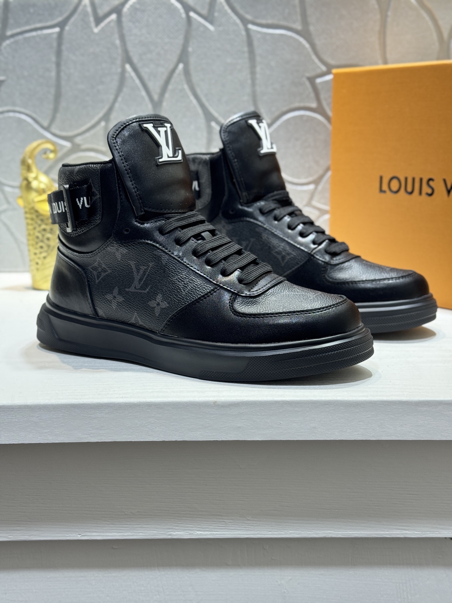 NO:356442,[Real Price] Top Original List - Louis Vuitton L Luxury New Men's High-top Sports Boots, Rivoli High-top Sports Shoes made of classic canvas, with a fashionable style. It is equipped with a practical Velcro velcro velvet that can be buckled on the upper or the heel. The mesh inner lining is high-end and comfortable, and the original rubber outsole is light and wear-resistant!  Pure handmade, details determine quality!  Size38-44《45 Customization, louis vuitton, boots, sneakers19860909【实价】顶级原单-路易威登L 奢品新款男士高帮运动靴,由经典帆布裁制而成的Rivoli高帮高帮运动鞋,风格时髦.配有实用的Velcro尼龙搭扣既可扣于鞋面,亦可扣于鞋跟.网布内里高档舒适,原版橡胶大底轻盈耐磨！纯手工制作,细节决定品质！Size38-44《45定制,,louis vuitton,boots,sneakers,Men's shoes