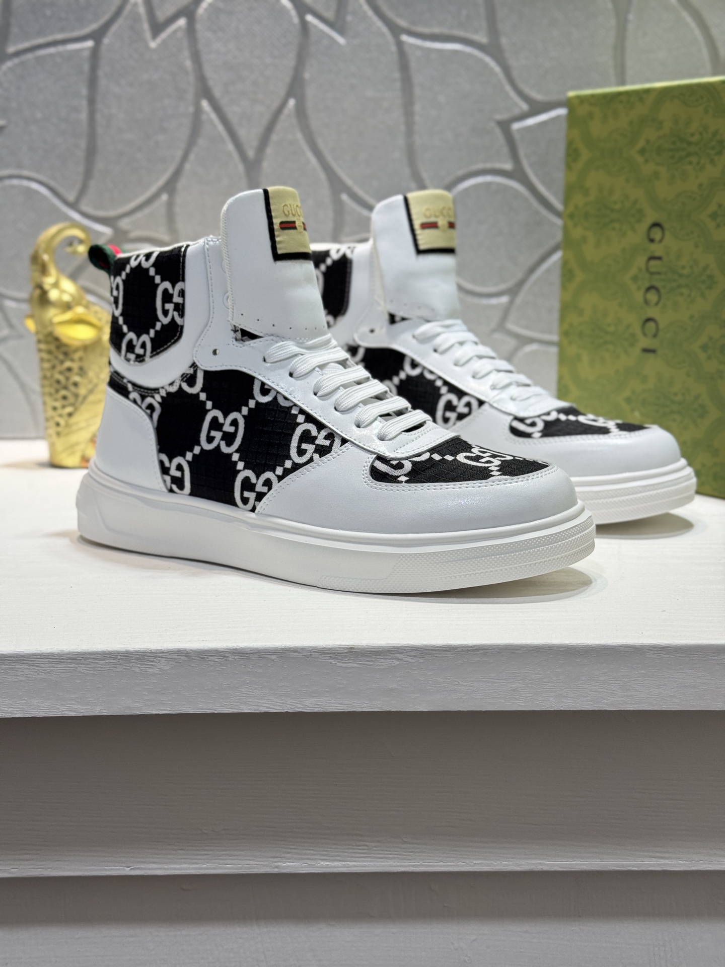 NO:356460,[Real Price] Guqi G high-top classic casual and fashionable men's shoes are popular in style, simple and atmospheric, exclusive to trendy men. The latest brand elements of the official website Guqi original decoration, fashionable and generous, original soft calfskin made of fabric, comfortable soft mesh inner wear-resistant rubber sole_full of elasticity, classic counter shot colors and multiple colors available Size38-44 (45 customization, cowhide19860909【实价】古奇G 家高帮经典休闲时尚男鞋爆款版型简洁大气,潮男专属.独有的官网最新品牌元素古奇原版装饰,时尚又大方,面料原版柔软小牛皮制作 舒适的柔网布内里 耐磨橡胶大底_弹力十足,专柜经典款实物拍摄颜色多色可选 Size38-44（45定制,,cowhide,Men's shoes