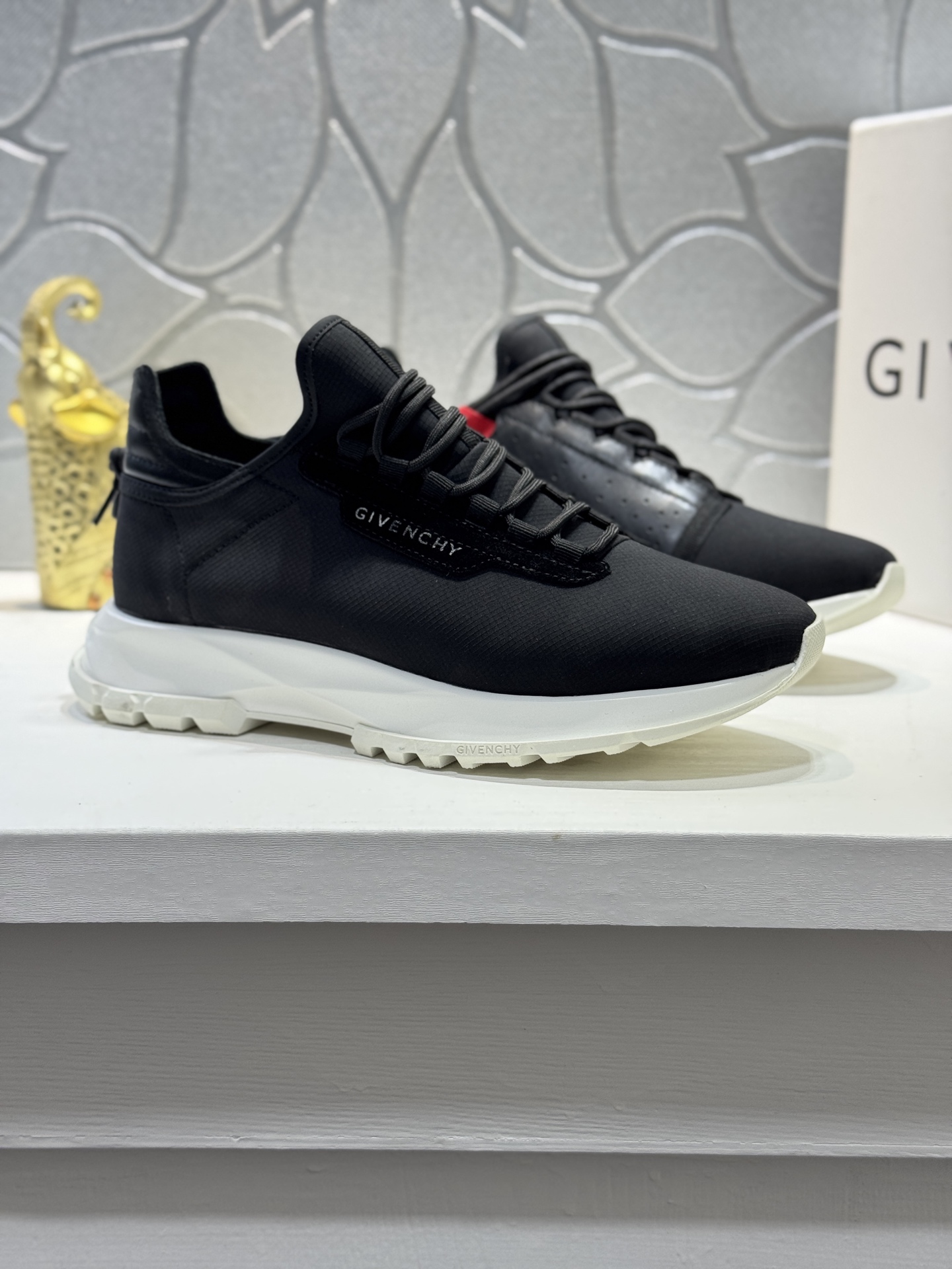 NO:541904,[Real price] G I V E N C H Y Givenchy new style, counter synchronization, everyone has a pair, not to be missed, buy the counter version, completely 1:1, custom-made top version, original display provides comparison, let the big products be different from the original (real objects and pictures to witness 1 fabric original cowhide, matched with denim 2 dry inside, comfortable 3 soles, genuine exclusive private mold soles, welcome to place an order to compare Size38-44 (45 customization, given, cowhide19860909【实价】G I V E N C H Y 纪梵希新款 专柜同步 人手一双 不容错过 专柜买版 完全1:1 开模定制顶级版本 原版展示提供对比 让大货做到和原版0区别（实物和图片来见证1面料原版牛皮 搭配牛仔布2内里干爽 舒适3鞋底正品独家私模大底 ,欢迎下单对比 Size38-44（45定做,,givenchy,cowhide,Men's shoes