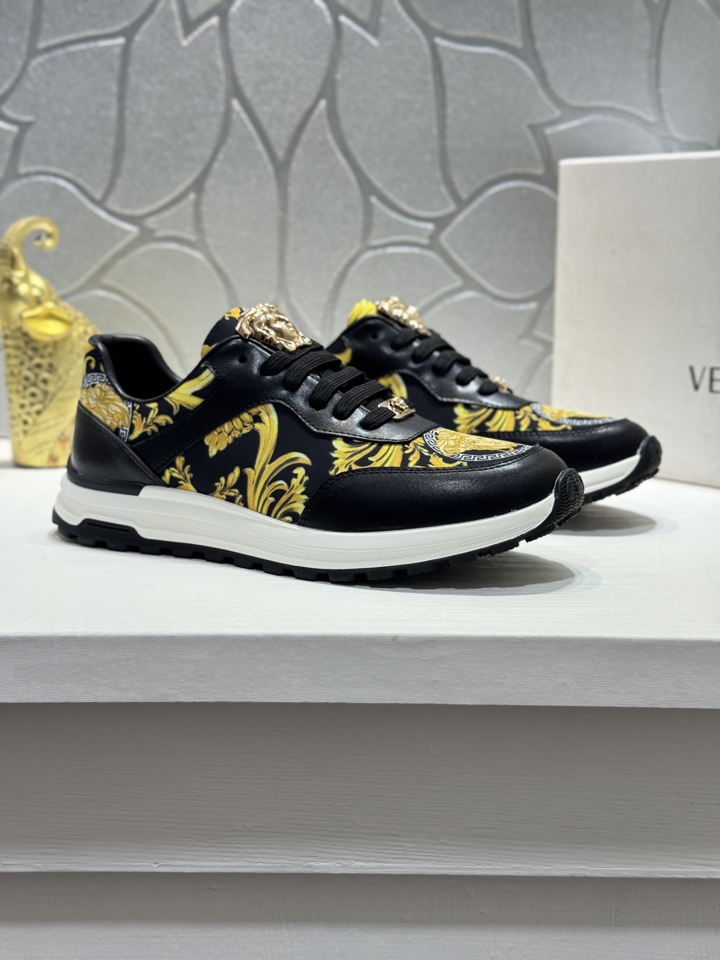 NO:541910,[Real price] Versac*Versace's top purchasing counters are available simultaneously. The original sole is specially supplied with original sole, the exclusive movable molding sole is super comfortable, the original order goods are original, the high-quality multi-color splicing design is exquisite and delicate, the details determine the quality. Only for the careful preparation of shoes, you can enter and exit the counter at will. Welcome to compare Size38-44 (45 customization, versace, versace, versace19860909【实价】Versac＊范思哲 顶级代购专柜同步发售.鞋底原厂特供原版底,独家活动成型底超级舒适,原厂跟单货,高品质多色拼接设计做工精致细腻,细节决定品质只为用心做好鞋,可随意进出专柜,欢迎对比Size38-44（45定制,,versace,versace,Men's shoes
