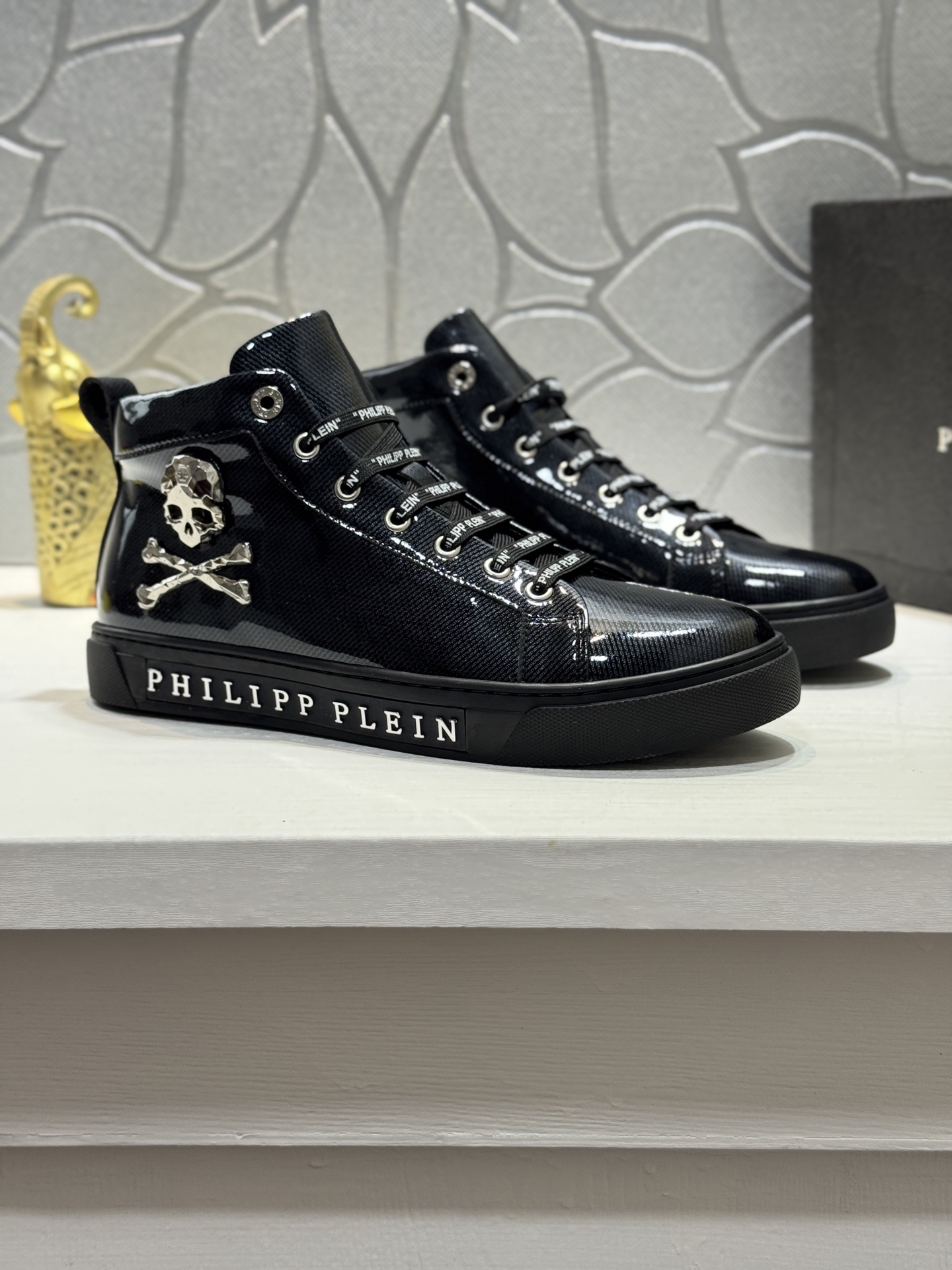 NO:555593,[Real price] PHILIPP PLEIN - Philip PLEIN's trendy men's high-top series casual shoes adopt a streamlined design on the basis of classics. This model is carefully made of cowhide with hardware accessories and sheepskin lining. It has distinct layers, increases the fashion index, and is super durable. Size 38-44 (customized for 45,, PHILIPP PLEIN, cowhide, sheepskin19860909【实价】PHILIPP PLEIN-菲利普普来因潮流男士高帮系列休闲鞋在经典的基础上采用流线型设计这款采用牛皮搭配五金配件羊皮内里精心制作,层次鲜明,增加时尚指数,超耐看.Size38-44（45定制,,PHILIPP PLEIN,cowhide,sheepskin,Men's shoes