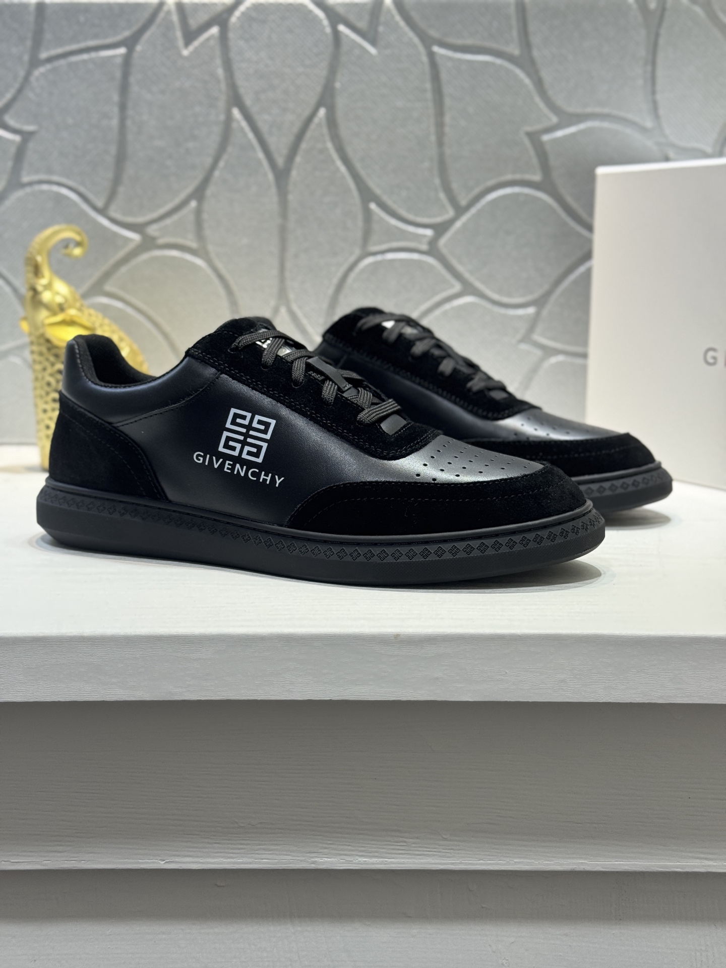 NO:557677,[Real price] G I V E N C H Y Givenchy's new style. Counter synchronization. One pair for everyone. Not to be missed. Counter version. Complete 1:1 mold customization. Top version. The original display provides comparison, so that the big product can be 0 different from the original version (witness the real thing and pictures. 1. Fabric cowhide 2. Lining cowhide lining. Dry and comfortable. 3. Genuine sole, exclusive private mold outsole  ,Welcome to place an order for comparison.Size38-44 (45 customized XYT),,givenchy,cowhide19860909【实价】G I V E N C H Y 纪梵希新款 专柜同步 人手一双 不容错过 专柜买版 完全1:1 开模定制顶级版本 原版展示提供对比 让大货做到和原版0区别（实物和图片来见证1面料牛皮2内里牛皮内里 干爽 舒适3鞋底正品独家私模大底 ,欢迎下单对比.Size38-44（45定做XYT）,,givenchy,cowhide,Men's shoes