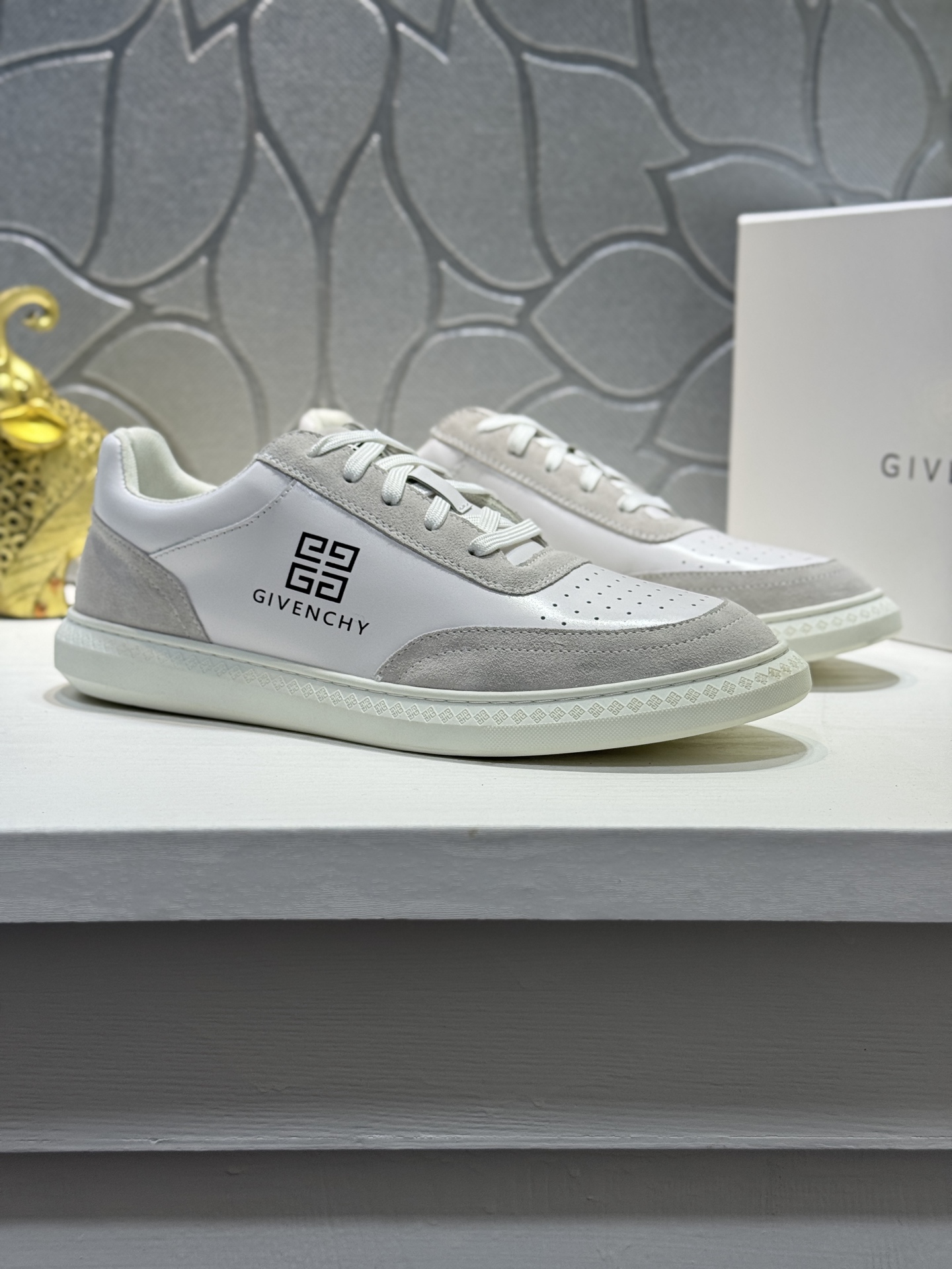 NO:557685,[Real price] G I V E N C H Y Givenchy's new style. Counter synchronization. One pair for everyone. Not to be missed. Counter version. Complete 1:1 mold customization. Top version. The original display provides comparison, so that the big product can be 0 different from the original version (witness the real thing and pictures. 1. Fabric cowhide 2. Lining cowhide lining. Dry and comfortable. 3. Genuine sole, exclusive private mold outsole  ,Welcome to place an order for comparison.Size38-44 (45 customized,,givenchy,cowhide19860909【实价】G I V E N C H Y 纪梵希新款 专柜同步 人手一双 不容错过 专柜买版 完全1:1 开模定制顶级版本 原版展示提供对比 让大货做到和原版0区别（实物和图片来见证1面料牛皮2内里牛皮内里 干爽 舒适3鞋底正品独家私模大底 ,欢迎下单对比.Size38-44（45定做,,givenchy,cowhide,Men's shoes