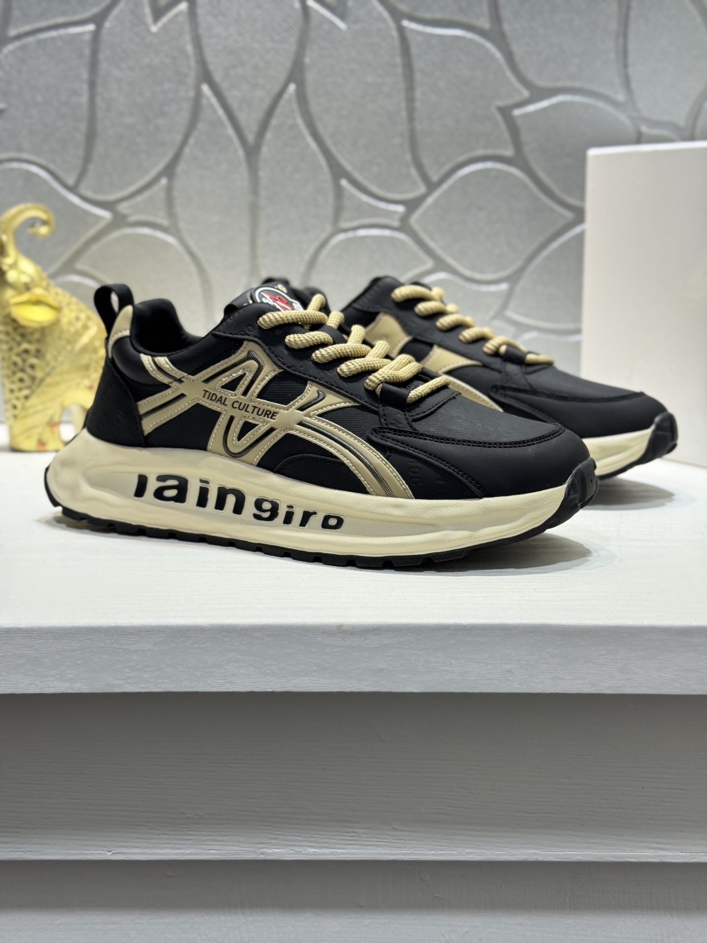 NO:557700,[Real price] Moncler/Mongolian men's casual sports shoes, with comfortable and non-slip properties, made of cowhide mesh, integrating innovation, functionality and graphic details, interpreting fashion. The outsole is made of high-elastic rubber, which has high elasticity and high wear resistance, improving comfort!  Size38-44 (45 customized,,Moncler,sneakers,cowhide19860909【实价】Moncler/蒙口男士休闲运动鞋,具有舒适防滑性能,采用牛皮拼接网面,兼备创新、功能性与图形细节于一体,诠释潮流时尚.大底高弹橡胶成型大底,具有高弹性高耐磨性,提高舒适性！Size38-44（45定制,,Moncler,sneakers,cowhide,Men's shoes