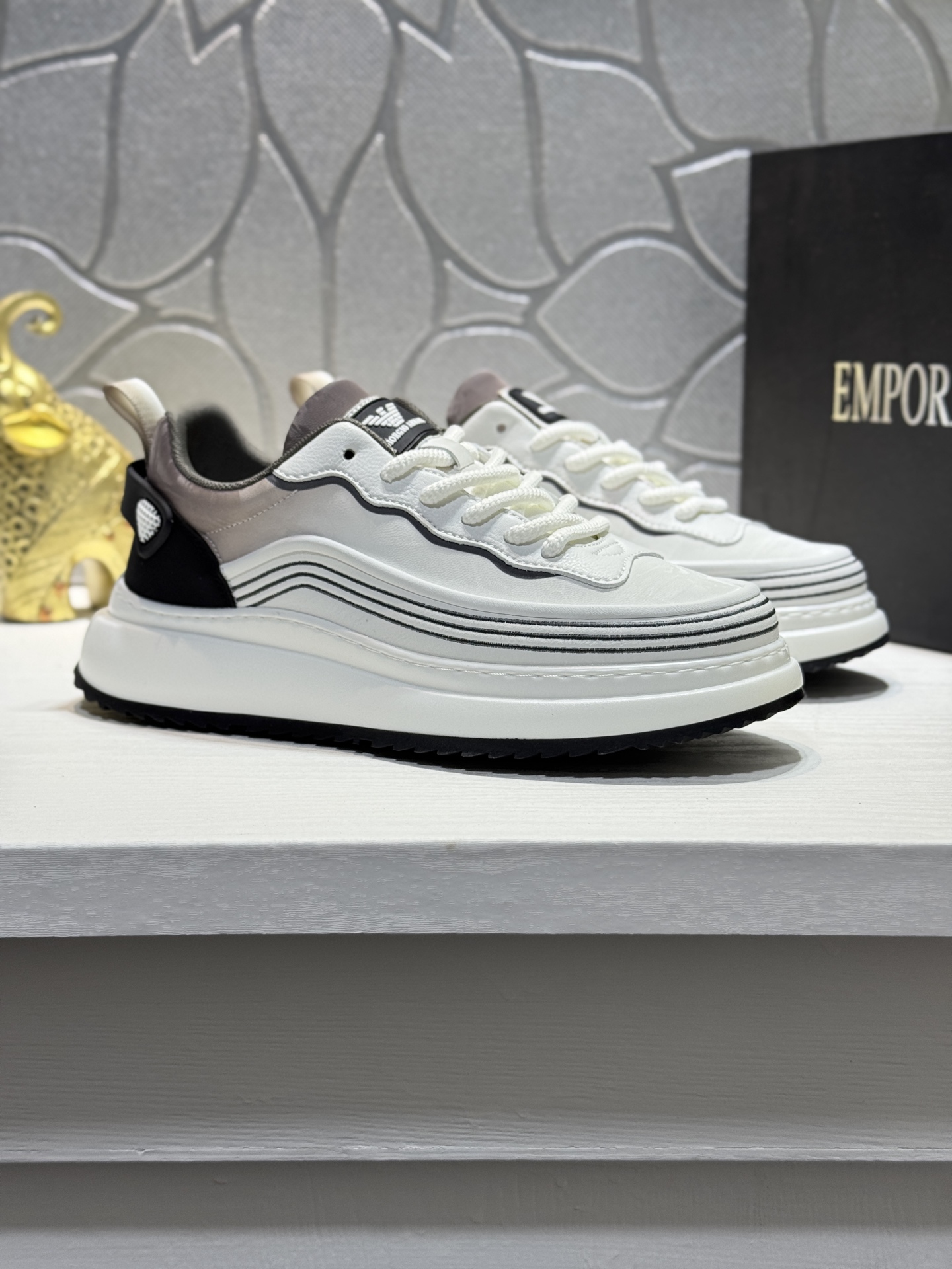 NO:557631,[Real price] High-end boutique - [Armani] Casual model with the original domineering LOGO brand material, the upper is made of imported cowhide mesh and the interior is uniquely designed by European and American masters. It perfectly creates a counter-quality wear-resistant outsole, which is comfortable and atmospheric on the feet. A must-have for handsome men. Size 38-44 (45 customized, armani, cowhide19860909【实价】高端精品-【阿玛尼】休闲款原版霸气LOGO品牌料,鞋面釆用进口牛皮网布内里欧美大师独特版面设计 完美打造专柜品质耐磨大底,上脚舒适大气,型男必备.Size38-44（ 45定制,,armani,cowhide,Men's shoes