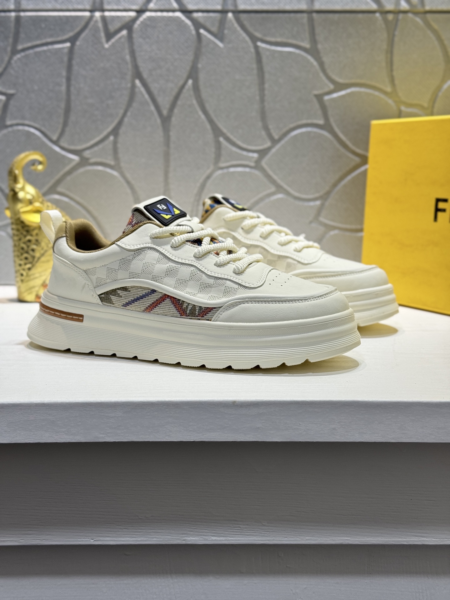 NO:557638,[Actual price] Original quality - Fendi's top purchasing agent. New models for men's counters. Original configuration, Italian imported cowhide stitching, mesh lining, increased inner soles. The original soles are super comfortable. The original factory and single goods are high quality. Two colors are optional. You can enter and leave the counter at will. Welcome to compare. Size 38-44 '45 customization, fendi, cowhide19860909【实价】原单品质-芬迪顶级代购 男士专柜新款 原厂配置、意大利进口牛皮拼接,网布内里,内增高,鞋底原厂特供原版底超级舒适,原厂跟单货 高品质,二色可选,可随意进出专柜.欢迎对比.Size38-44「45定制,,fendi,cowhide,Men's shoes