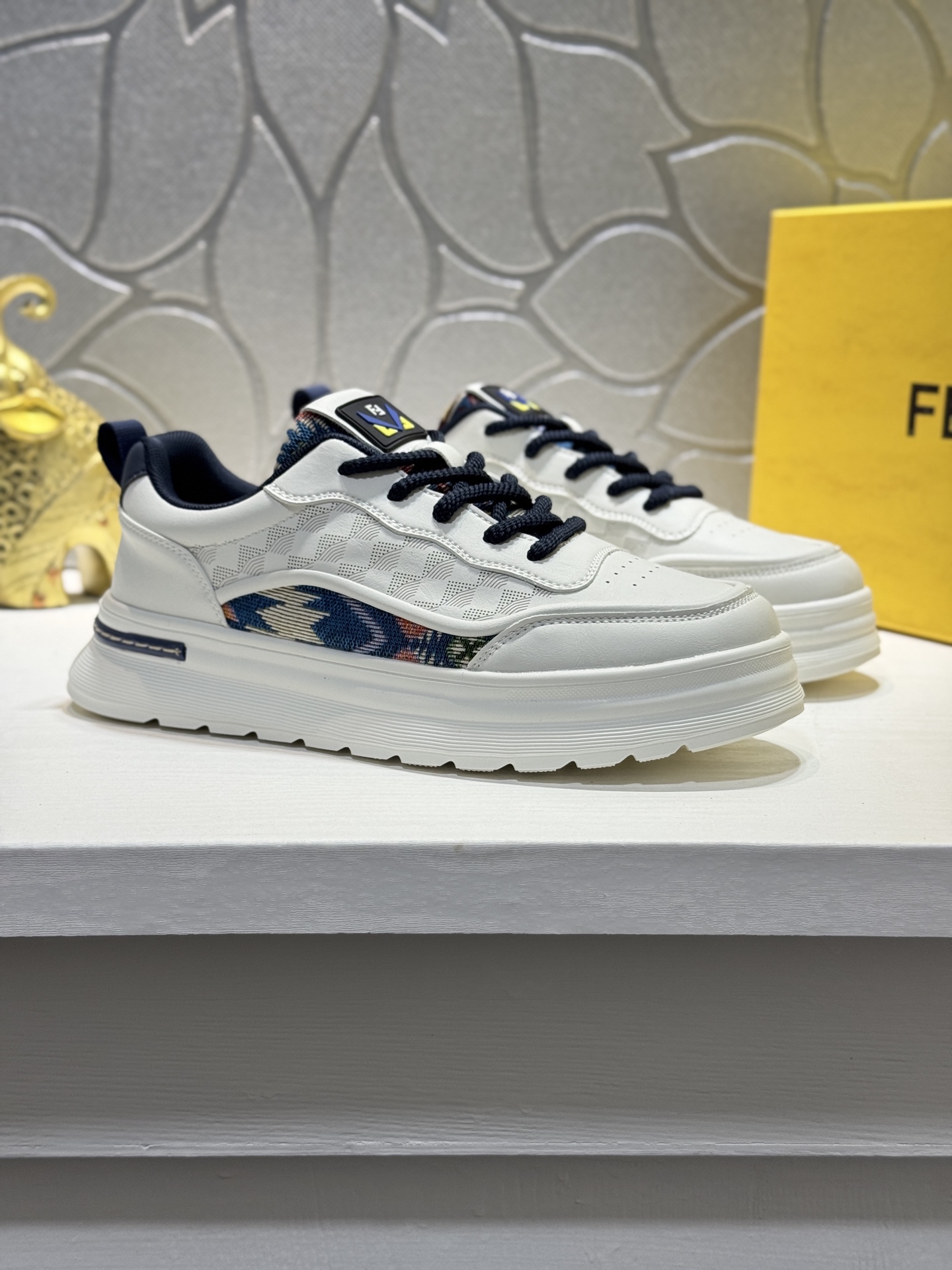 NO:557646,[Actual price] Original order quality - Fendi's top purchasing agent, new men's counter, original factory configuration, Italian imported cowhide stitching, mesh lining, lining, soles specially provided by the original factory, original soles are super comfortable, original factory follow-up goods, high quality, two colors optional, you can enter and exit the counter at will. Welcome to compare. Size38-44 '45 customization,,fendi,cowhide19860909【实价】原单品质-芬迪顶级代购 男士专柜新款 原厂配置、意大利进口牛皮拼接,网布内里,内**,鞋底原厂特供原版底超级舒适,原厂跟单货 高品质,二色可选,可随意进出专柜.欢迎对比.Size38-44「45定制,,fendi,cowhide,Men's shoes