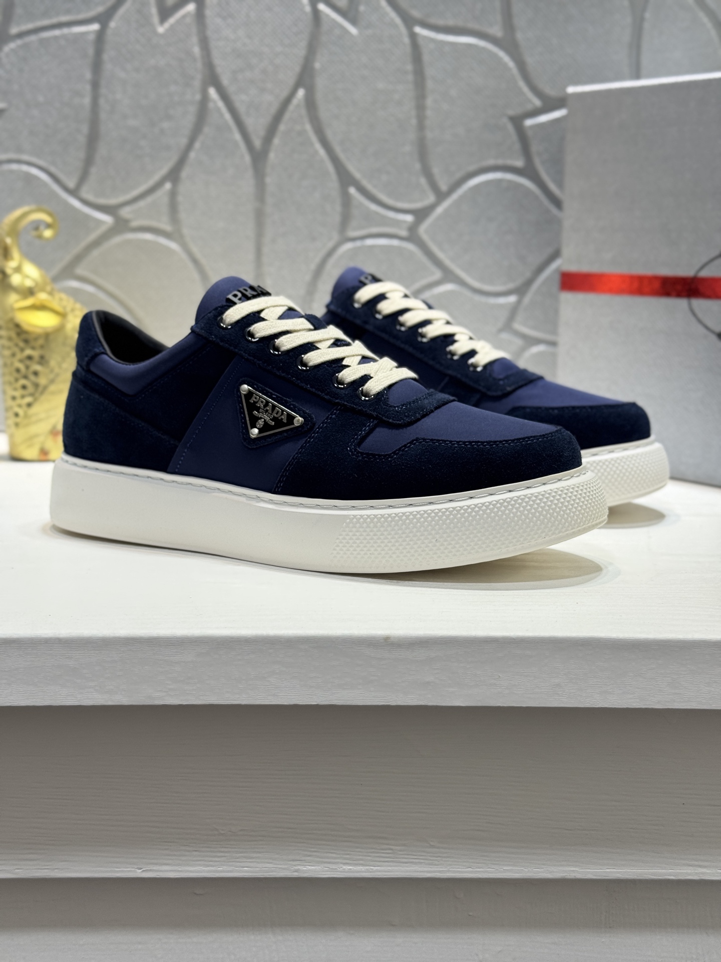 NO:557656,[Real price] Prada P’s high-quality original products!  Men's thick-soled lace-up casual shoes. This leather sports shoe has a neat design and simple lines. It has cowhide stitching on the upper and cowhide lining ~ quite distinctive. The tongue is decorated with the brand's three-dimensional hardware logo, and the heel is decorated with a hot-glued brand rubber micro-mark. It shows the design style. It is simple and elegant to create a gentleman's casual urban style. The elastic TPU rubber vacuum outsole is lightweight and soft, and the foot feels very comfortable. It is the most fashionable and versatile item!  Size38-44 (45 customized,,prada,sneakers,cowhide19860909【实价】普拉达P 家高品质原单精品！男士厚底系带休闲鞋,这款皮革运动鞋呈利落的设计和简约的线条,鞋面牛皮拼接+牛皮内里~颇具特色,鞋舌饰有品牌立体五金logo装饰,后跟饰有热粘和的品牌橡胶微标,一展设计格调,简洁大方打造绅士休闲城市风格,弹力TPU橡胶抽真空大底,轻质柔软,脚感非常舒适,最时尚百搭单品！Size38-44（45定制,,prada,sneakers,cowhide,Men's shoes