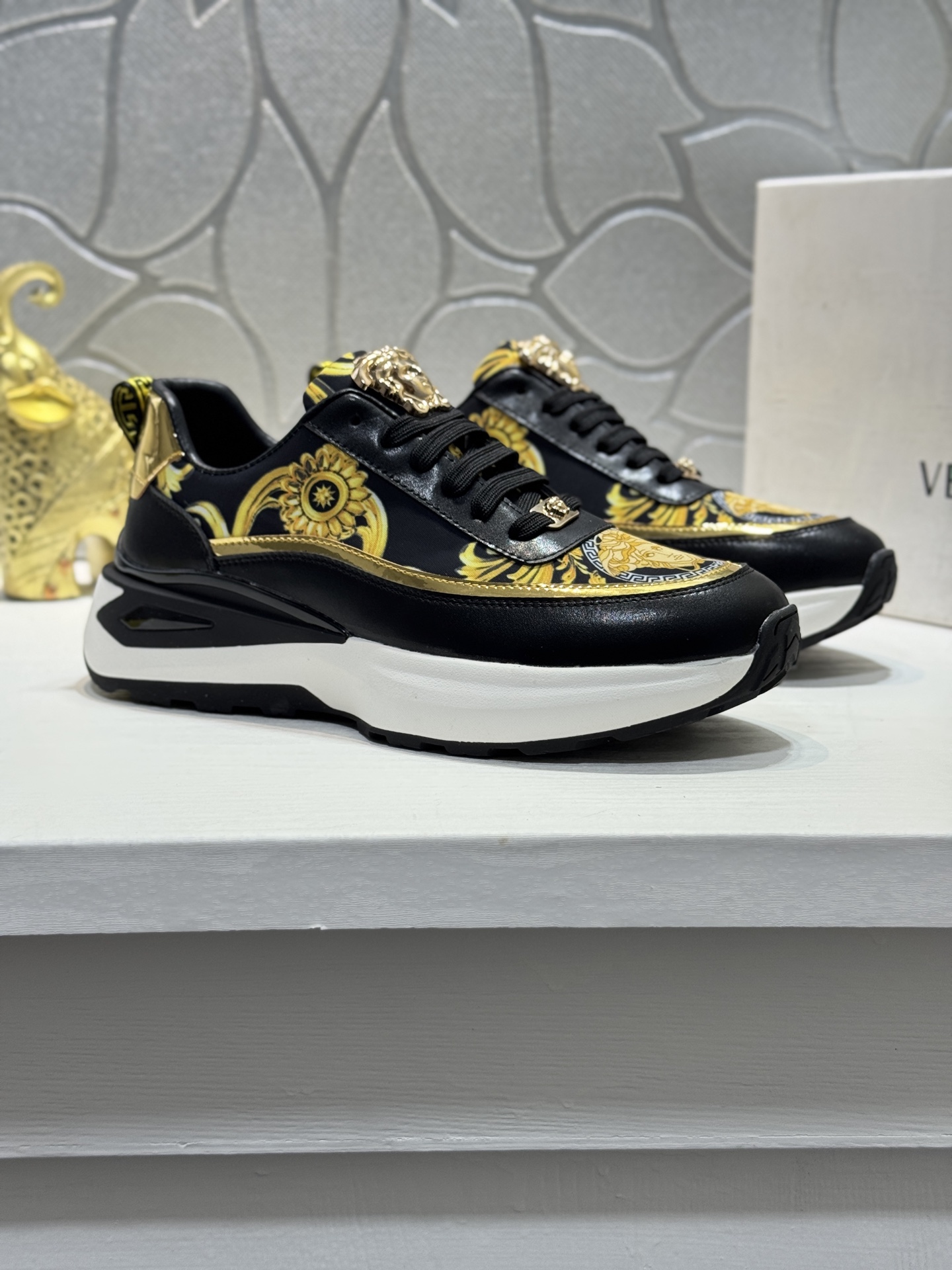 NO:574503,[Real price] Versace's top purchasing counters are on sale at the same time. The original soles are specially provided by the original factory. The exclusive movable molded soles are super comfortable. The original factory follows the order. The high-quality multi-color splicing design is exquisite and delicate. The details determine the quality. Just make the shoes with care. You can enter and exit the counter at will. Welcome to compare. Size38-44 (45 customized, versace19860909【实价】范思哲 顶级代购专柜同步发售.鞋底原厂特供原版底,独家活动成型底超级舒适,原厂跟单货,高品质多色拼接设计做工精致细腻,细节决定品质只为用心做好鞋,可随意进出专柜,欢迎对比 Size38-44（45定制,,versace,Men's shoes