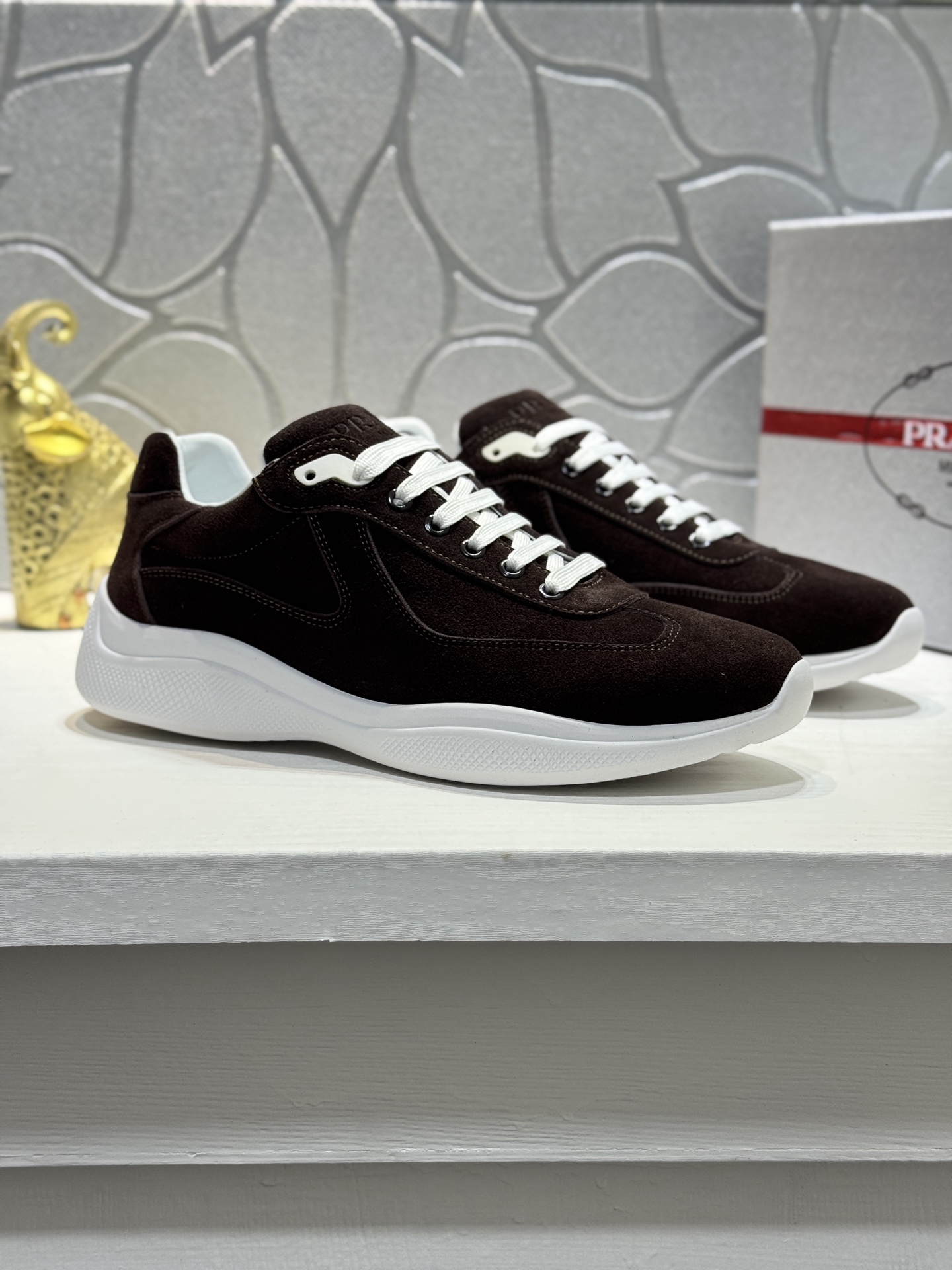 NO:579395,[Real price] Prada's latest model for couples is shipped from the counter. You know the leading counter model. The upper is made of cowhide, and the cowhide lining is specially provided by the original factory. The exclusive molded sole is super comfortable. The original factory follows the order, high quality, and the details determine the quality. We only make shoes with care. You can enter and exit the counter at will. Welcome to compare Size36-44 '45 Customized WL', prada, cowhide19860909【实价】普拉达 情侣款专柜最新款出货 领先专柜款你懂的 鞋面牛皮制造,牛皮内里鞋底原厂特供原版底,独家成型底超级舒适,原厂跟单货,高品质,细节决定品质、我们只为用心做好鞋,可随意进出专柜,欢迎对比 Size36-44《45定制WL》,,prada,cowhide,Men's shoes