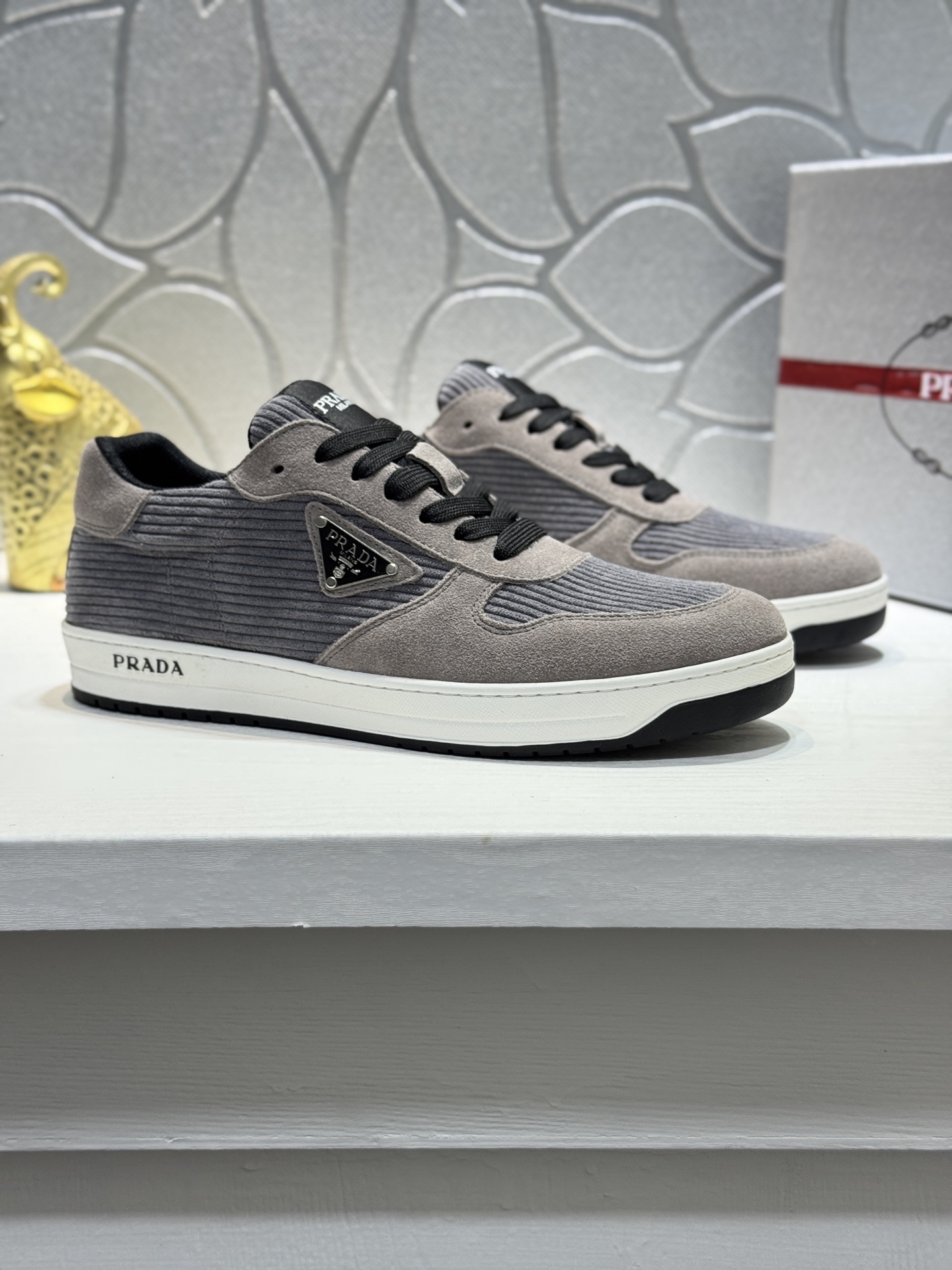 NO:579401,[Real price] Prada's latest model for couples is shipped from the counter. You know the leading counter model. The upper is made of cowhide, and the cowhide lining is specially provided by the original factory. The exclusive molded sole is super comfortable. The original factory follows the order, high quality, and the details determine the quality. We only make shoes with care. You can enter and exit the counter at will. Welcome to compare Size36-44 '45 customization, prada, cowhide19860909【实价】普拉达 情侣款专柜最新款出货 领先专柜款你懂的 鞋面牛皮制造,牛皮内里鞋底原厂特供原版底,独家成型底超级舒适,原厂跟单货,高品质,细节决定品质、我们只为用心做好鞋,可随意进出专柜,欢迎对比 Size36-44《45定制,,prada,cowhide,Men's shoes