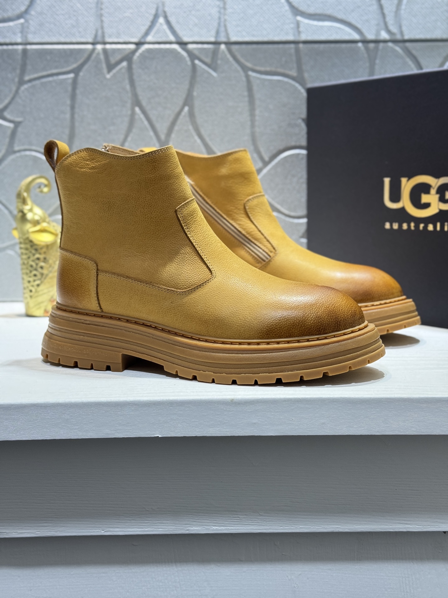 NO:588165,[Actual price] UGG - high-end quality Australian imported wool and full fur original items without any pressure to enter and leave the counter. It allows you to feel that there is no substitute. The upper is made of first-layer cowhide and all original Australian wool. Strict men's boots with thick wool that can be distinguished by the naked eye. Real wool keeps warm and does not stink your feet. It will keep your feet warm throughout the winter. Size 38-44 (45 customized, boots, cowhide)19860909【实价】UGG———高端品质澳洲进口羊毛全皮毛原单出入专柜无压力 让你感受无替代鞋面采用头层牛皮'全澳洲原版羊毛 严格的男靴厚羊毛肉眼可分辨真毛保暖不臭脚 温暖整个冬天 为懂货的亲们精心打造Size38-44（45定制,,boots,cowhide,Men's shoes