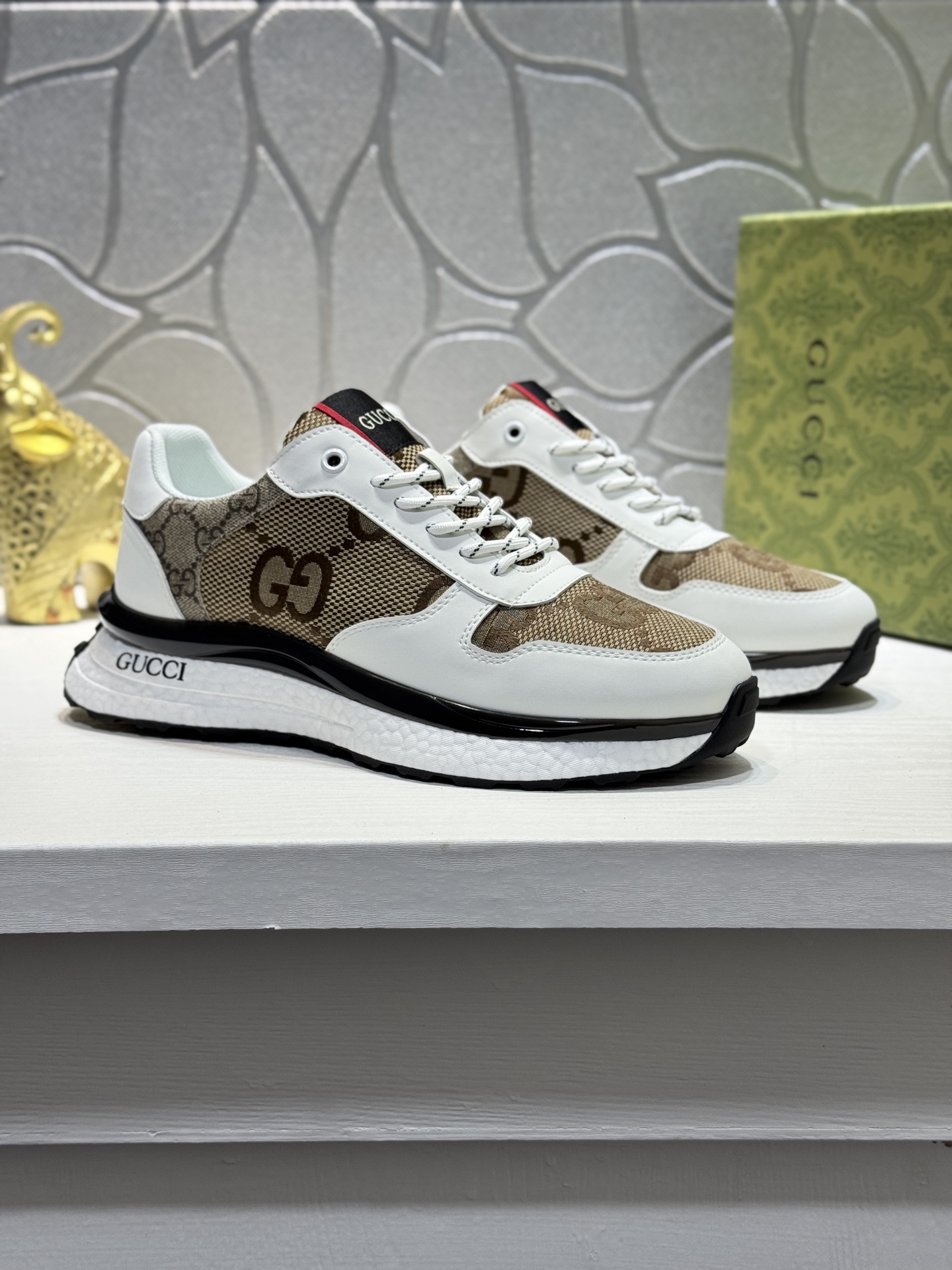 NO:579407,[Real Price] GUCC*Gucci!  World premiere on the official website. The upper is made of cowhide and canvas, making walking more convenient and comfortable!  Exclusive new and stunning work, the quality is comparable to Midea's 11 replica [color]!  Create a fashionable personality to set off your uniqueness!  A must-have for trendy men! Classic Size38-44 (45 customized,,gucci,cowhide19860909【实价】GUCC*古奇！官网全球首发 鞋面采用牛皮拼接帆布,让行走更加便捷舒适！独家新款惊世之作,质量相比美的11复刻[色]！打造时尚个性衬托你的与众不同！潮男必备!经典 Size38-44（45定做,,gucci,cowhide,Men's shoes