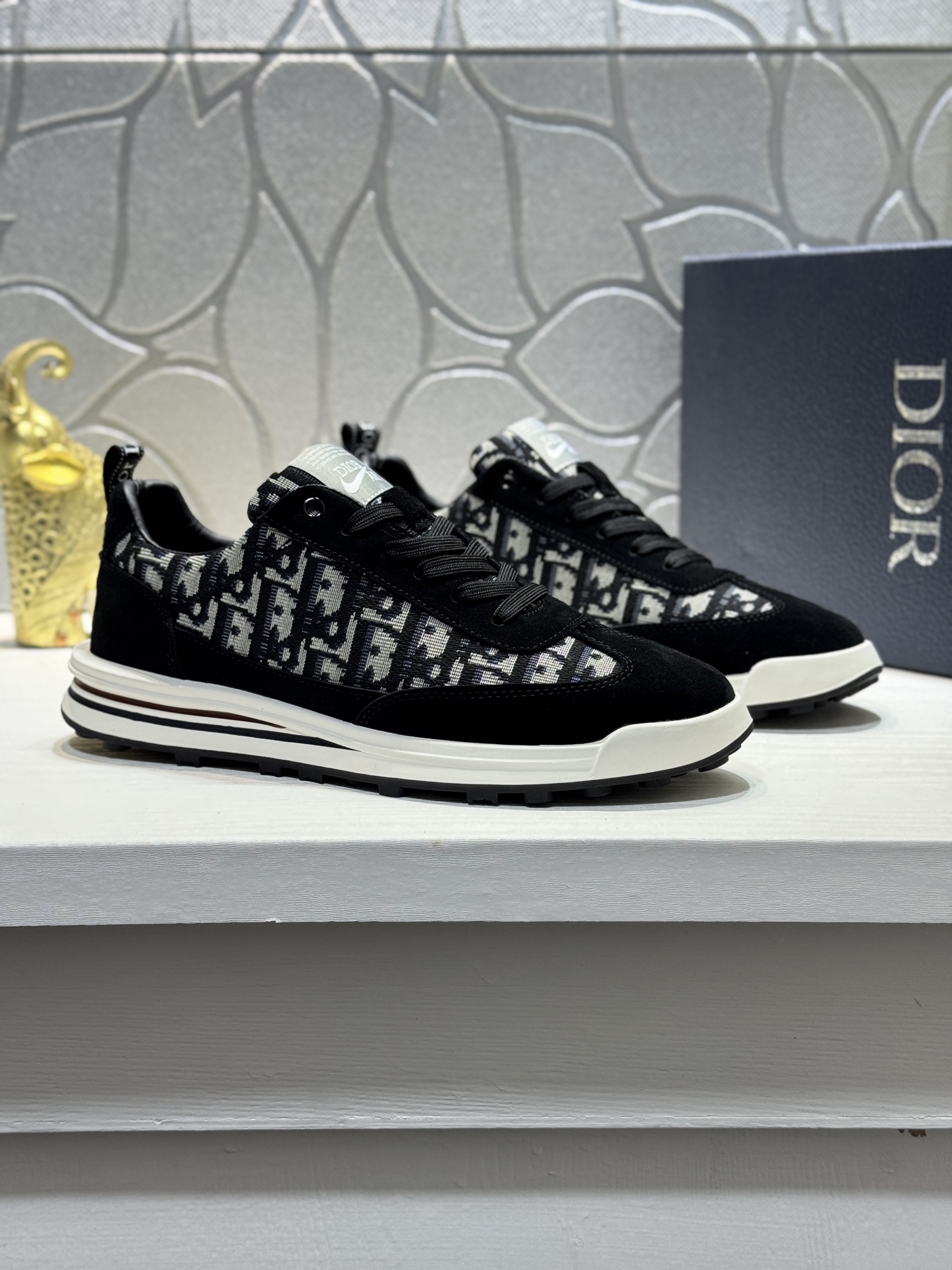 NO:579413,[Real price] Dio*Dior) men's latest casual and fashionable men's shoes, popular style, simple and elegant, exclusive for trendy men. Unique original decoration with the latest brand elements on the official website, imported cowhide stitching with classic fabrics, stylish and generous accessories, wear-resistant rubber outsole, light and comfortable. Size 38-44 (45 customized, dior, dior, cowhide19860909【实价】Dio*迪奥）男鞋最新款休闲时尚男鞋爆款版型简洁大气 潮男专属.独有的官网新最品牌元素版原装饰,进口牛皮拼接搭经典面料,配饰尚时又大方,橡胶耐磨增高大底,轻便舒适.Size38-44（45定制,,dior,dior,cowhide,Men's shoes