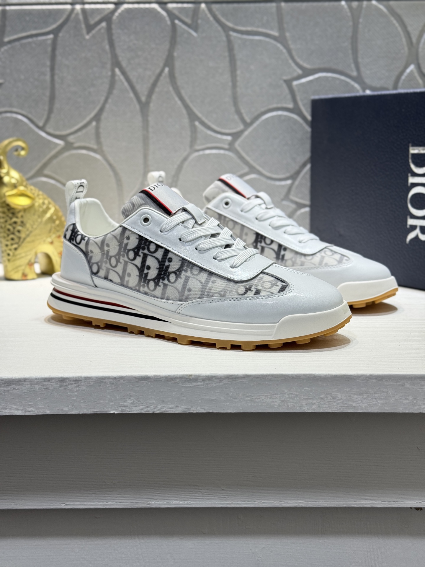 NO:579419,[Real price] Dio* Dior men's shoes, the latest popular casual and fashionable men's shoes, are simple and elegant, exclusive for trendy men. Unique official website latest brand element version original decoration, imported cowhide stitching with classic fabrics, fashionable and generous accessories, rubber wear-resistant ** outsole, light and comfortable. Size38-44 (45 customized, dior, dior, cowhide19860909【实价】Dio*迪奥）男鞋最新款休闲时尚男鞋爆款版型简洁大气 潮男专属.独有的官网新最品牌元素版原装饰,进口牛皮拼接搭经典面料,配饰尚时又大方,橡胶耐磨**大底,轻便舒适.Size38-44（45定制,,dior,dior,cowhide,Men's shoes