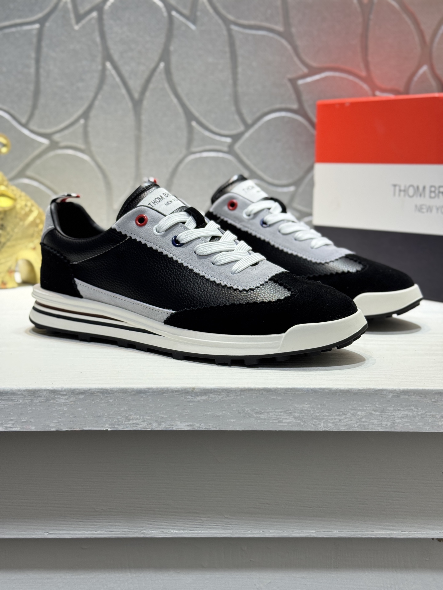 NO:579425,[Real price] 'THOMBROWNE' Thom Browne official website updates simultaneously, the latest men's casual shoes, cowhide leather upper + sheepskin lining, rubber wear-resistant outsole, fine lines and beautiful strips, not too much decoration, European and American style, comfortable and high-grade, multi-color optional, size 38 to 44 (45 custom-made,,thom browne,cowhide,sheepskin19860909【实价】《 THOMBROWNE 》汤姆布朗官网步同更新 、最新男士休闲鞋,鞋面牛皮+羊皮内里,橡胶耐磨大底,精线美条、没过有多修饰,欧美风格、上舒脚服上挡次、多色可选、, 码数38一44（45定做,,thom browne,cowhide,sheepskin,Men's shoes