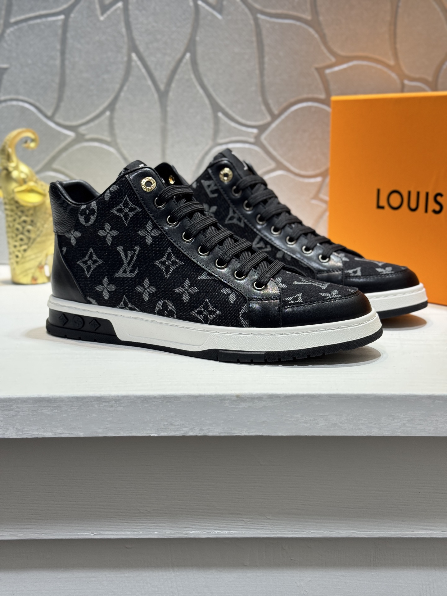 NO:589915,[Actual price] Top original order - Louis Vuitton, fashionable yet low-key men's casual shoes, uppers made of LV denim spliced ​​with cowhide, comfortable and breathable, sheepskin lining, original rubber outsole, two colors available ~ a must-have for stylish men. Size 38-44 (customized for 45,, louis vuitton, louis vuitton, cowhide, sheepskin19860909【实价】顶级原单-路易威登 潮流时尚不失低调男士休闲鞋,鞋面LV牛仔布拼接牛皮,舒适透气,羊皮内里,原版橡胶大底,二色可选~型男必备.Size38-44（ 45定做,,louis vuitton,louis vuitton,cowhide,sheepskin,Men's shoes