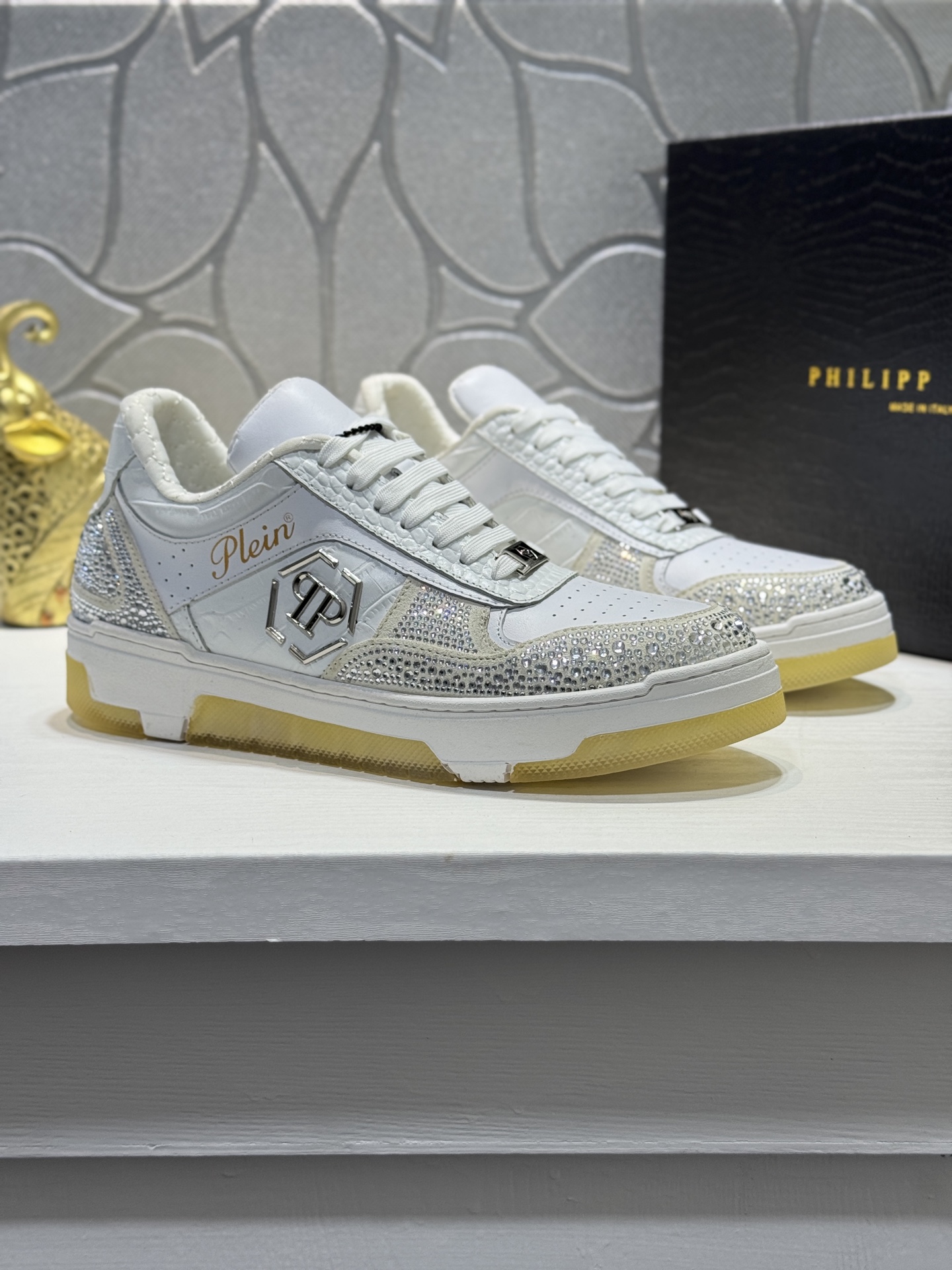 NO:604674,[Real price] PHILIPP PLEIN, a German trendy men's low-cut sneaker, with a polished cowhide design, an upper made of rhinestoned cowhide, a mesh lining, and a full-diamond design. It looks good and goes well with you. TPU ultra-light outsole makes your feet feel comfortable!  Multiple colors available, Size39-45 (customized at 38.46,,PHILIPP PLEIN,cowhide19860909【实价】PHILIPP PLEIN-菲利普普莱茵,德国潮牌男士低帮板鞋,烫钻牛皮亮面设计,鞋面牛皮烫钻打造,网布内里,满钻设计.好看好搭.TPU超轻大底,脚感舒适！多色可选, Size39-45（38.46定做,,PHILIPP PLEIN,cowhide,Men's shoes