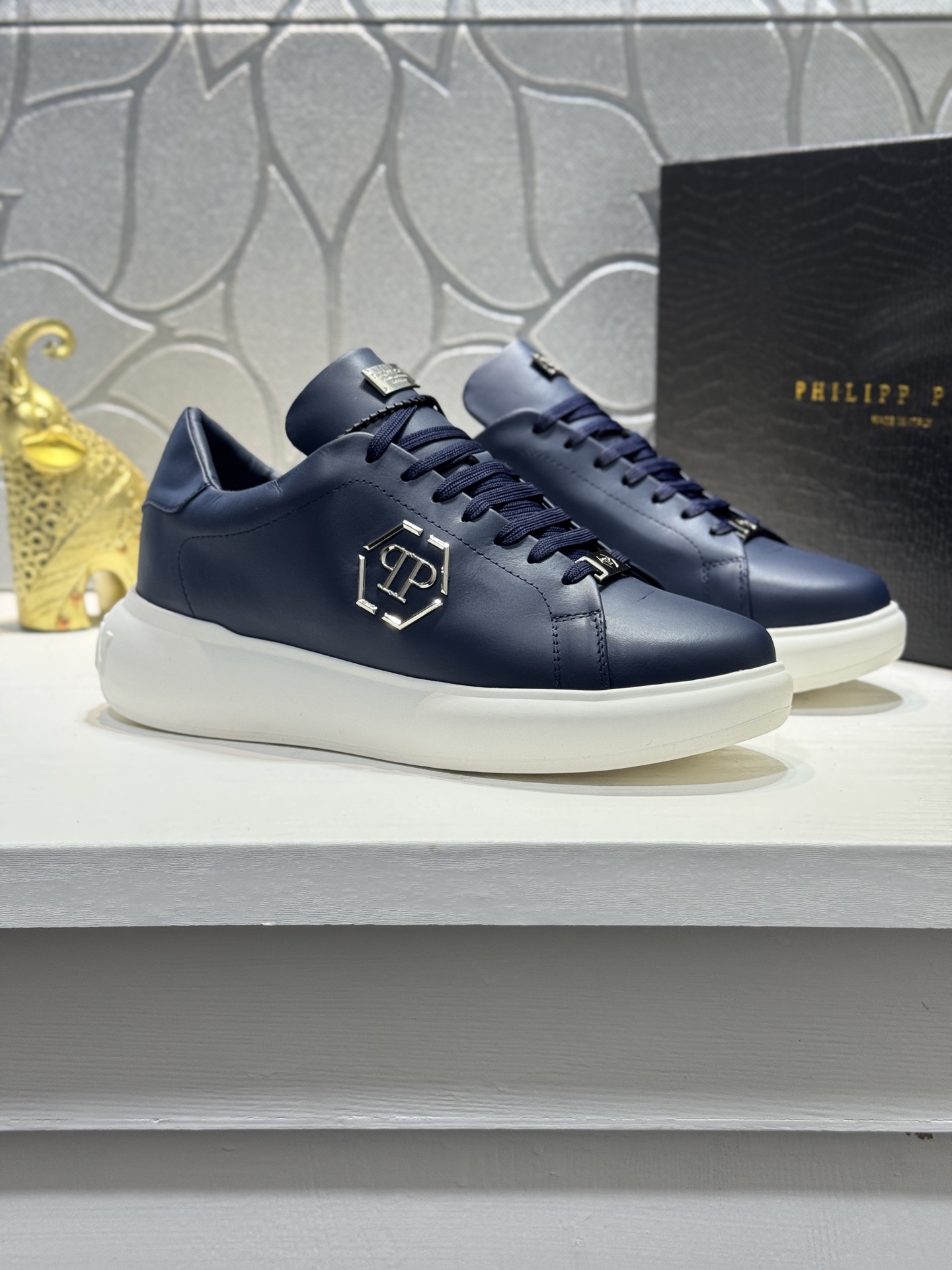 NO:604680,[Real price] PHILIPP PLEIN, a German trendy men's low-top sneaker, with glossy cowhide design, cowhide upper, mesh lining, full diamond design. Good-looking and easy to match. TPU ultra-light outsole, comfortable on the feet!  Multiple colors available, Size39-45 (customized at 38.46,,PHILIPP PLEIN,cowhide19860909【实价】PHILIPP PLEIN-菲利普普莱茵,德国潮牌男士低帮板鞋,牛皮亮面设计,鞋面牛皮,网布内里,满钻设计.好看好搭.TPU超轻大底,脚感舒适！多色可选, Size39-45（38.46定做,,PHILIPP PLEIN,cowhide,Men's shoes