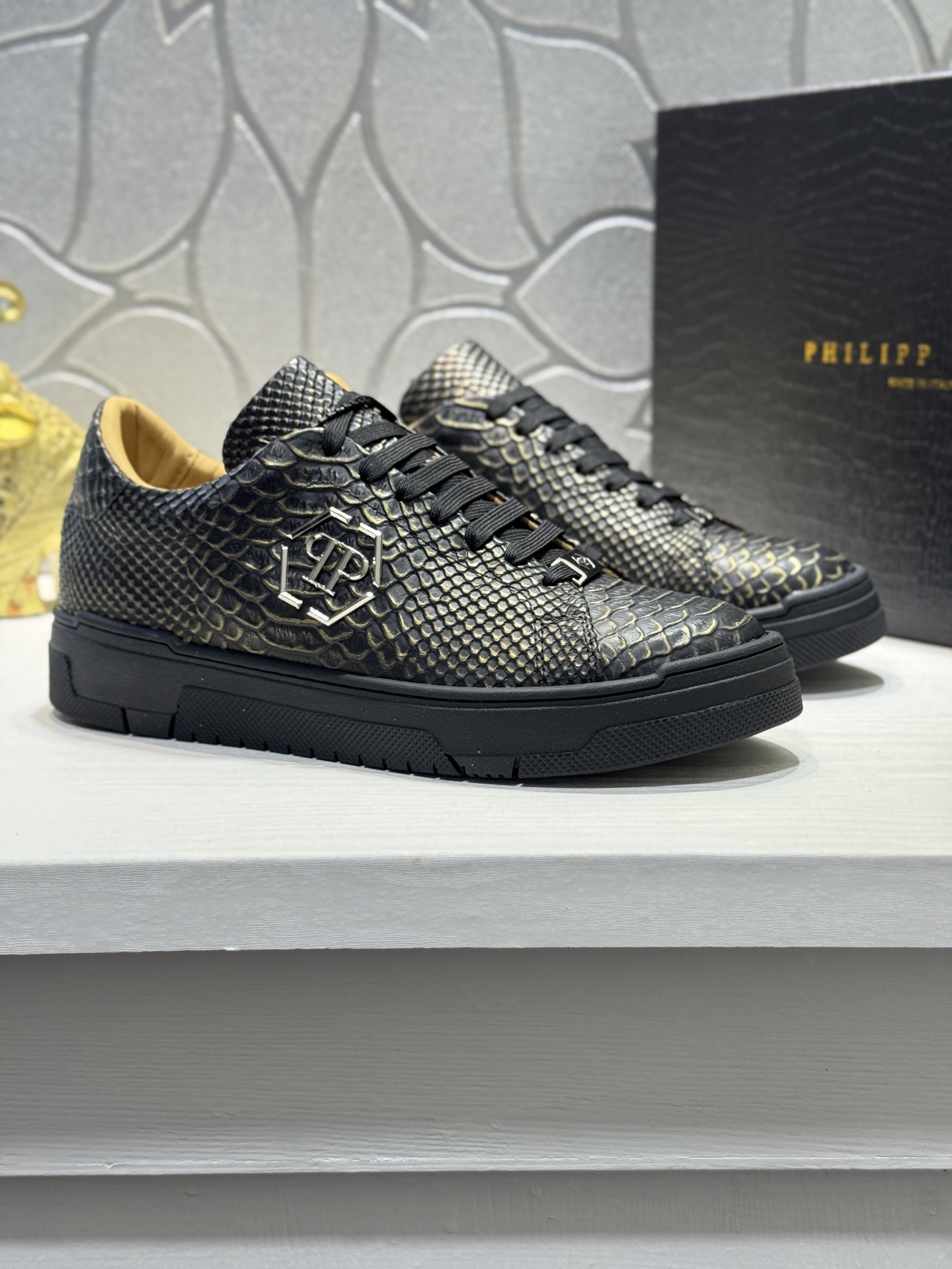 NO:604686,[Real price] PHILIPP PLEIN, a German trendy men's low-top sneaker, with glossy cowhide design, knife-cut cowhide upper, mesh lining, full diamond design. Good-looking and easy to match. TPU ultra-light outsole, comfortable on the feet!  Multiple colors available, Size39-45 (customized at 38.46,,PHILIPP PLEIN,cowhide19860909【实价】PHILIPP PLEIN-菲利普普莱茵,德国潮牌男士低帮板鞋,牛皮亮面设计,鞋面刀割牛皮,网布内里,满钻设计.好看好搭.TPU超轻大底,脚感舒适！多色可选, Size39-45（38.46定做,,PHILIPP PLEIN,cowhide,Men's shoes