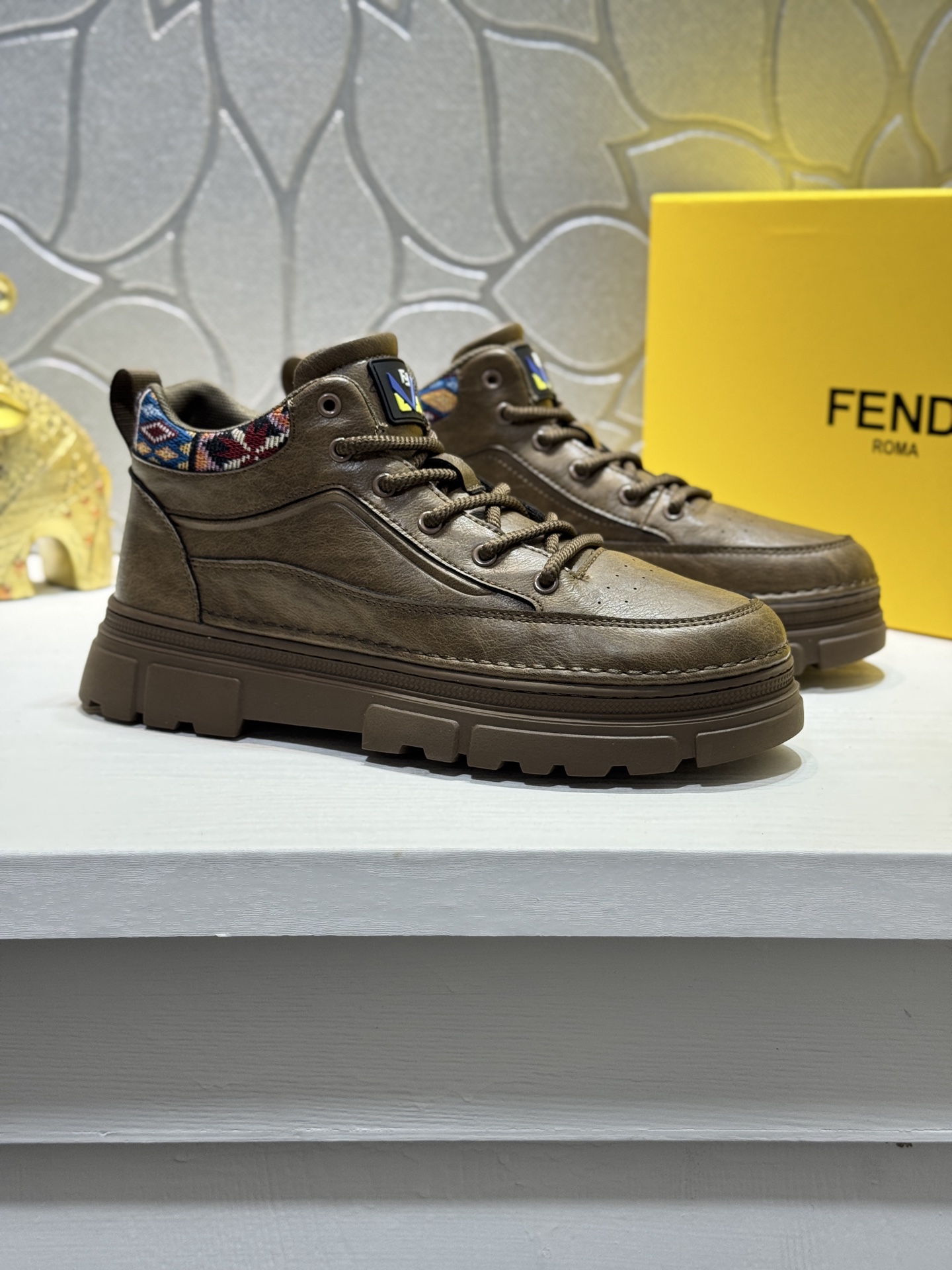 NO:604970,[Real price] FENDI/FENDI men's casual sports shoes, with comfortable and non-slip performance, made of cowhide stitching mesh, integrating innovation, functionality and graphic details, interpreting fashion. The outsole is made of high elastic rubber, which has high elasticity and high wear resistance, improving comfort!  Size38-44 (45 customized,,fendi,fendi,sneakers,cowhide19860909【实价】FENDI/芬迪男士休闲运动鞋,具有舒适防滑性能,采用牛皮拼接网面,兼备创新、功能性与图形细节于一体,诠释潮流时尚.大底高弹橡胶成型大底,具有高弹性高耐磨性,提高舒适性！Size38-44（45定制,,fendi,fendi,sneakers,cowhide,Men's shoes