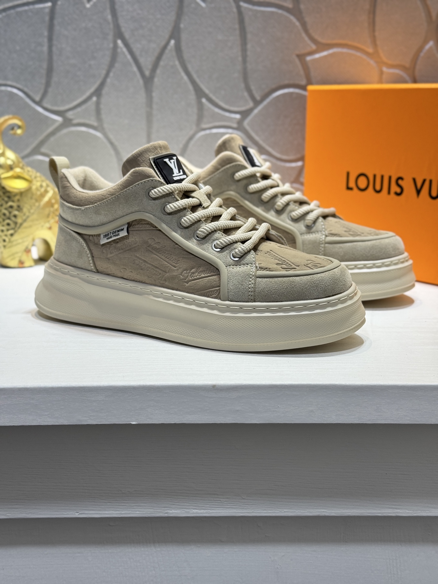 NO:604976,[Actual price] Top original order - Louis Vuitton, fashionable yet low-key men's casual shoes, LV cowhide upper, comfortable and breathable, mesh lining, original rubber outsole, two colors available ~ a must-have for sportsmen. Size 38-44 (customized for 45,, louis vuitton, louis vuitton, cowhide19860909【实价】顶级原单-路易威登 潮流时尚不失低调男士休闲鞋,鞋面LV牛皮,舒适透气,网布内里,原版橡胶大底,二色可选~型男必备.Size38-44（ 45定做,,louis vuitton,louis vuitton,cowhide,Men's shoes