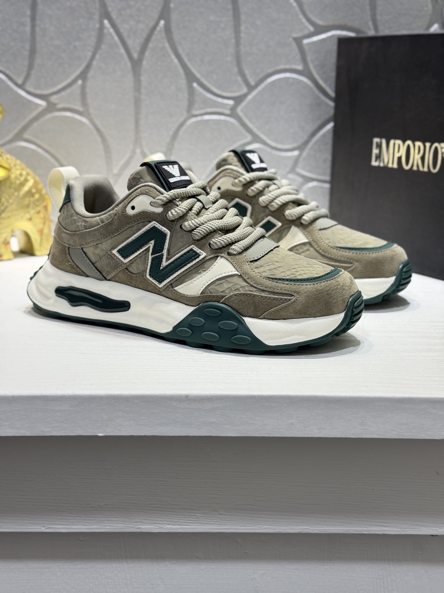 NO:604982,[Real price] High-end boutique [Armani] Casual model with the original domineering LOGO brand material, the upper is made of imported cowhide mesh and the inner is unique layout design by European and American masters. It perfectly creates a counter-quality wear-resistant outsole, which is comfortable and elegant on the feet. A must-have for handsome men. Size38-44 (45 customized,,armani,cowhide19860909【实价】高端精品【阿玛尼】休闲款原版霸气LOGO品牌料,鞋面釆用进口牛皮网布内里欧美大师独特版面设计 完美打造专柜品质耐磨大底,上脚舒适大气,型男必备. Size38-44（ 45定制,,armani,cowhide,Men's shoes