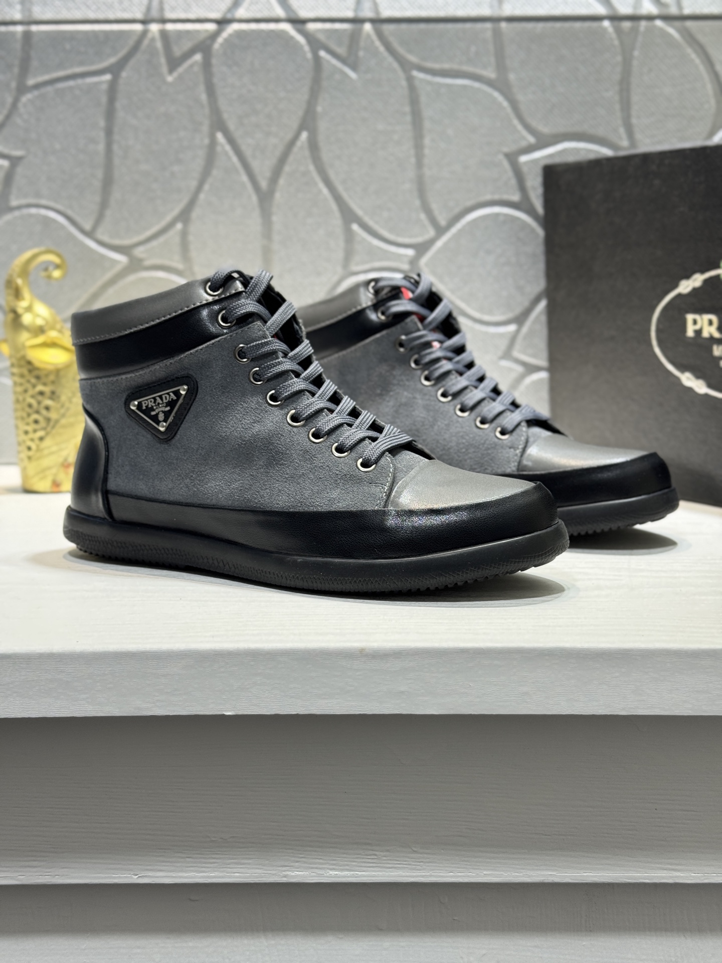 NO:620167,[Real price] PRADA*Prada ~ 11 copies of the latest classic high-top men's shoes are on the official website, synchronized at Hong Kong counters, and on the same catwalk; all made of imported calfskin, soft and comfortable sheepskin lining, rubber outsole, original 1:1 non-slip and wear-resistant; footwear  Comfortable, attractive style, fine workmanship, and simple and neat shoe lasts, showing a man's courage and toughness. Size38-44 (45 customized,, prada, prada, cowhide, sheepskin19860909【实价】PRADA*普拉达~高帮男鞋官网经典最新款上市了11复制,香港专柜同步,走秀同台；全部采用小牛皮进口柔软舒适羊皮内里、橡胶大底原版1:1防滑耐磨；着脚舒适、款式耐看,做工精细,配以简洁利落的鞋楦,彰显男人的果敢和硬朗.Size38-44（45定制,,prada,prada,cowhide,sheepskin,Men's shoes