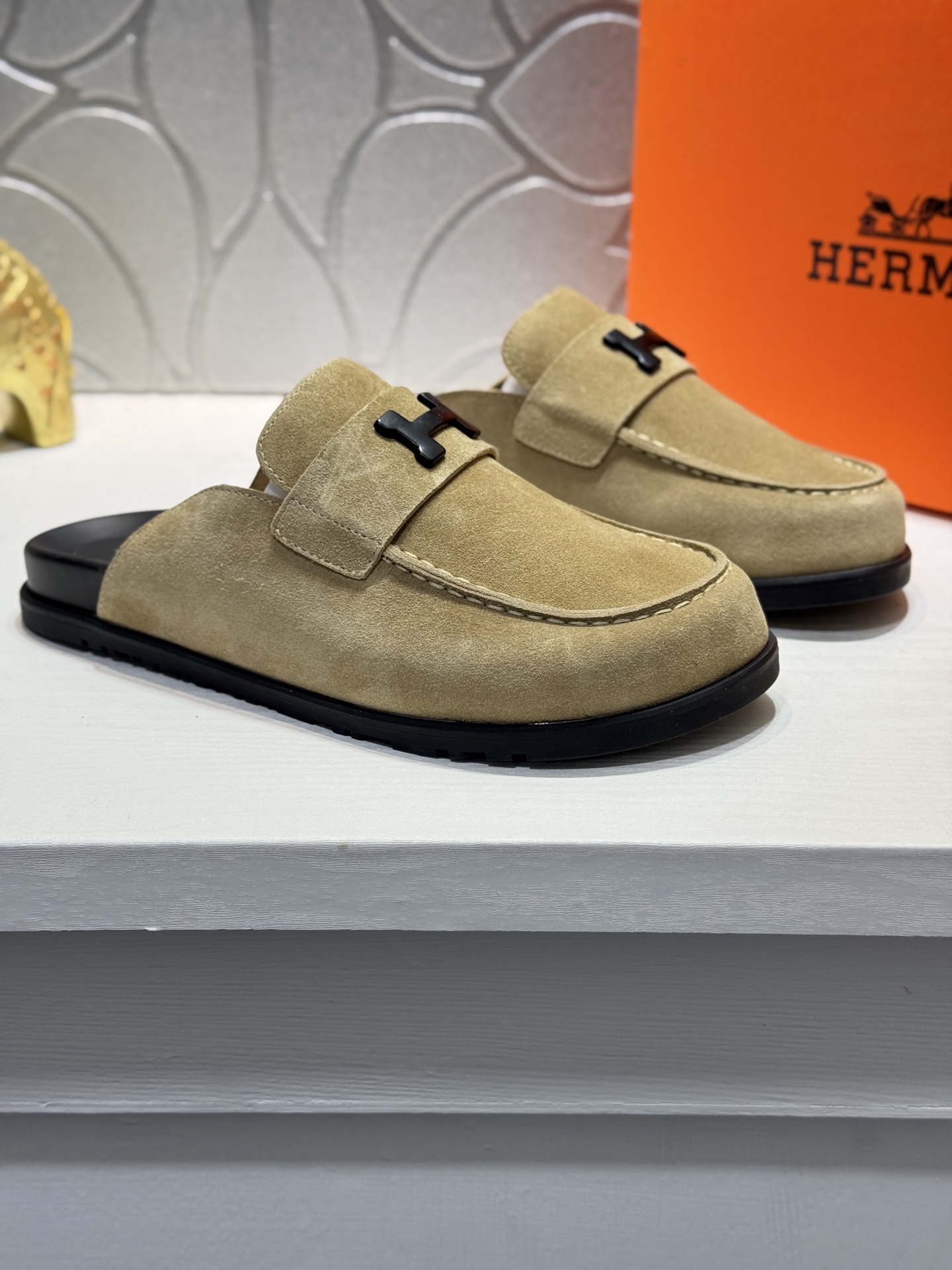 NO:620935,[Real Price] Hermès - Herme*H Electric Couple Sandals - Reproduction of the original version. Purchase the original version and make it one-to-one. The outsole is a private model. The outsole color corresponding to each color is the same as the original one. If you know the stuff, the ultra-light soles are designed in contrasting colors, and the feet feel so comfortable that they scream!  Upper nubuck leather, private model outsole Size: 37-46 (customized at 45.46, hermes, hermes, sandals, cowhide19860909【实价】爱玛仕-Herme*H家Electric情侣款凉鞋-原版复刻 购入原版一比一打造,大底私模,每个颜色对应的大底颜色跟原版一样的.懂货的来 超轻鞋底采用对比色设计,脚感舒适到尖叫！ 鞋面磨砂牛皮,私模大底 Size:37-46（45.46定做,,hermes,hermes,sandals,cowhide,Men's shoes