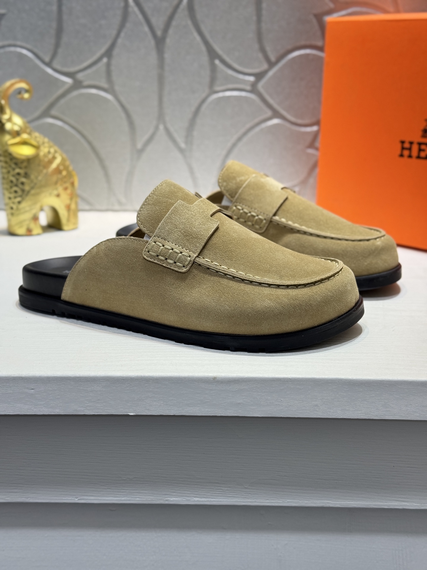 NO:620940,[Real Price] Hermès - Herme*H Electric Couple Sandals - Reproduction of the original version. Purchase the original version and make it one-to-one. The outsole is a private model. The outsole color corresponding to each color is the same as the original one. If you know the stuff, the ultra-light soles are designed in contrasting colors, and the feet feel so comfortable that they scream!  Upper nubuck leather, private model outsole Size: 37-46 (customized at 45.46, hermes, hermes, sandals, cowhide19860909【实价】爱玛仕-Herme*H家Electric情侣款凉鞋-原版复刻 购入原版一比一打造,大底私模,每个颜色对应的大底颜色跟原版一样的.懂货的来 超轻鞋底采用对比色设计,脚感舒适到尖叫！ 鞋面磨砂牛皮,私模大底 Size:37-46（45.46定做,,hermes,hermes,sandals,cowhide,Men's shoes