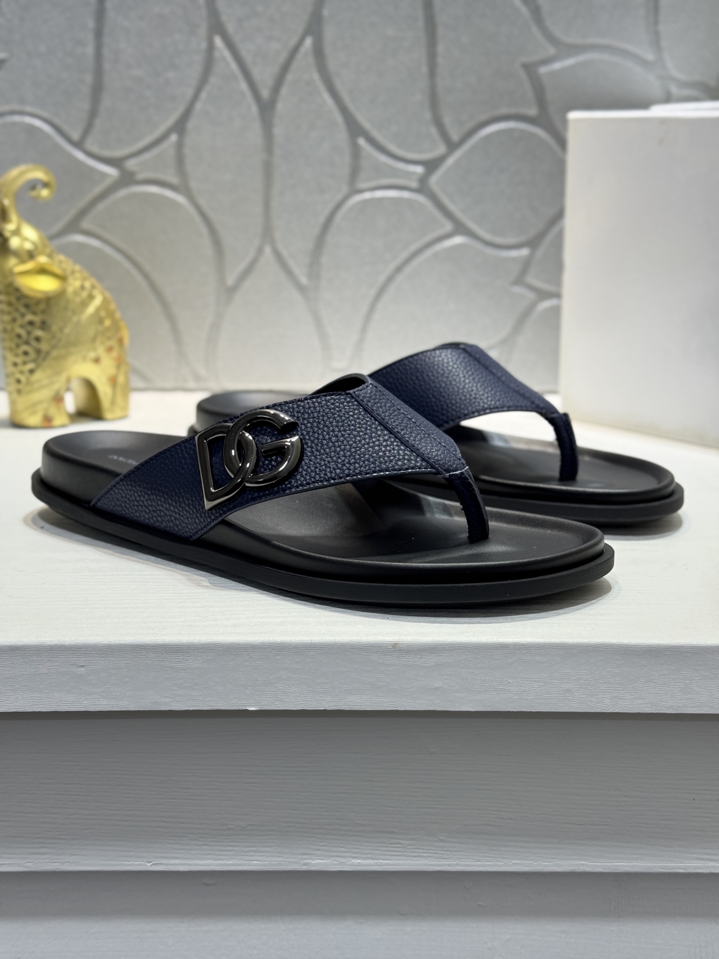 NO:620945,[Real price] GD's latest popular sandals, classic sandals, original replicas, super durable and versatile, cowhide leather with hardware accessories, very comfortable on the feet, slim and white, original molded outsole, size 38-44 (.45.46 customized,, sandals, slippers, cowhide19860909【实价】GD最新火爆凉鞋 经典凉拖鞋 原版复刻 超耐看超百搭款 牛皮搭配五金配件,上脚非常舒适 显瘦又显白 原版开模大底 size38-44（.45.46定制,,sandals,slippers,cowhide,Men's shoes