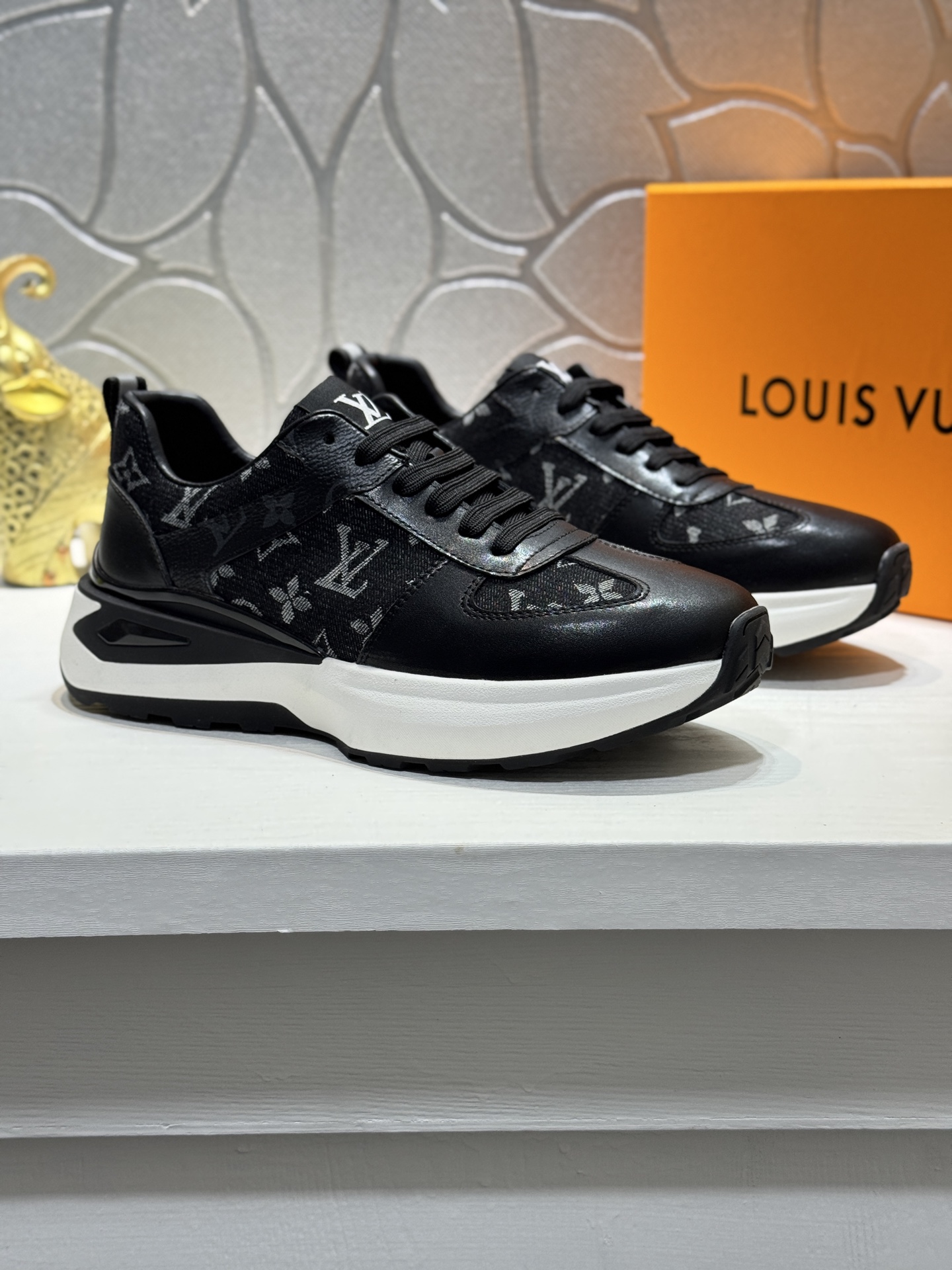 NO:621110,[Real price] Top-quality original Louis Vuitton fashionable yet low-key men's casual shoes, LV cowhide upper with denim, comfortable and breathable, sheepskin lining, original rubber outsole, 2 colors optional ~ a must-have for stylish men. Size 38-44 (customized for 45,, louis vuitton, louis vuitton, cowhide, sheepskin19860909【实价】顶级原单路易威登 潮流时尚不失低调男士休闲鞋,鞋面LV牛皮搭配牛仔布,舒适透气,羊皮内里,原版橡胶大底,2色可选~型男必备. Size38-44（ 45定做,,louis vuitton,louis vuitton,cowhide,sheepskin,Men's shoes