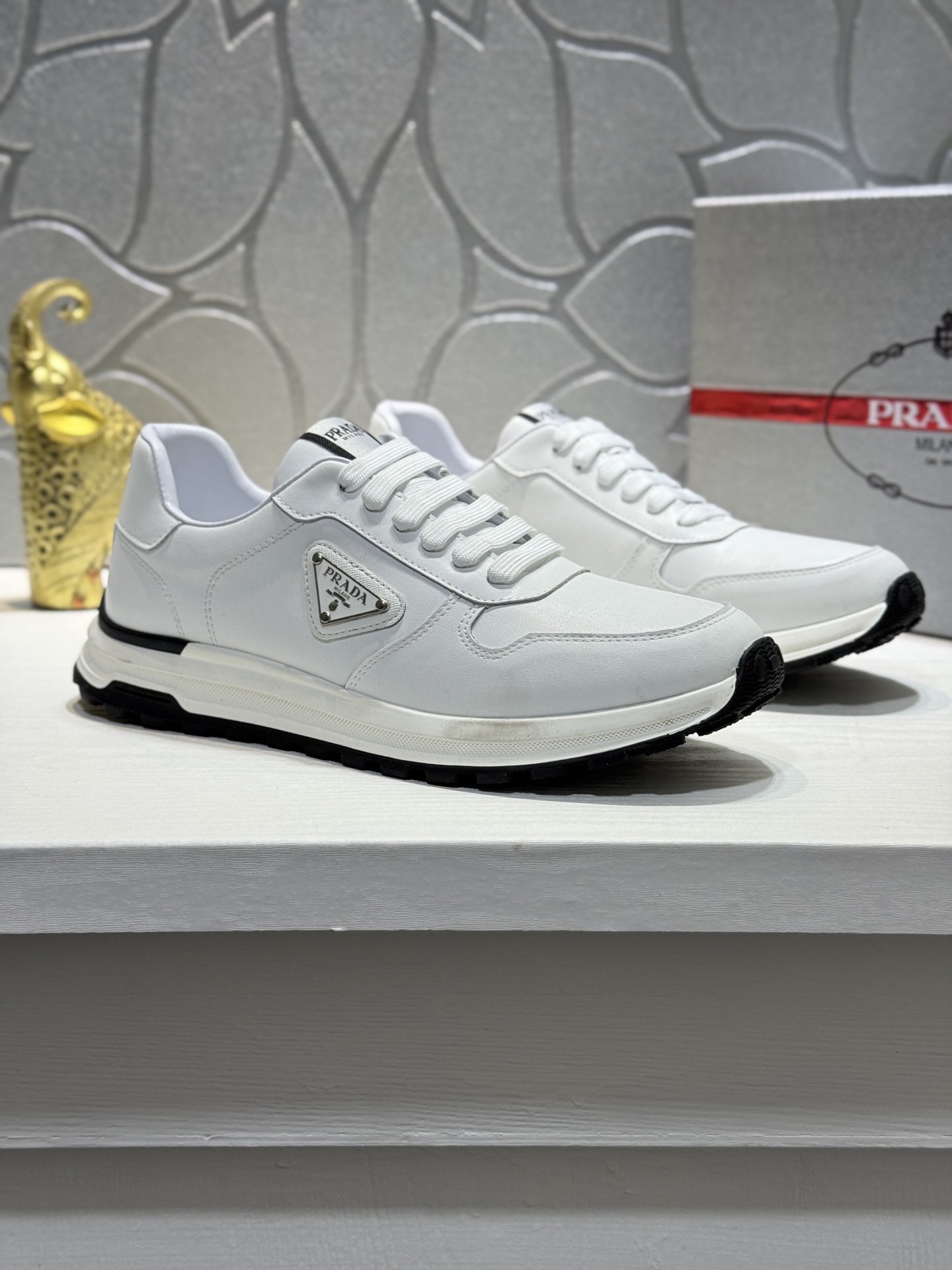 NO:621082,[Real price] Prada~ P’s high-quality original products!  Classic upgraded version, simple and elegant to create a gentleman's casual urban style, upper cowhide stitching, logo hardware craftsmanship, sheepskin lining, light and soft, very comfortable on the feet!  @Suitable for travel, the original replica outsole makes you suitable for all kinds of travel, showing low-key luxury. Size38-44 (45 customized,, prada, cowhide, sheepskin19860909【实价】普拉达~ P 家高品质原单牛货精品！经典升级版本,简洁大方打造绅士休闲城市风格,鞋面牛皮拼接,Logo五金工艺,羊皮内里,轻质柔软,脚感非常舒适！@适合出行,原版复刻大底,让你适合各种出行,尽显低调奢华.Size38-44（45定做,,prada,cowhide,sheepskin,Men's shoes