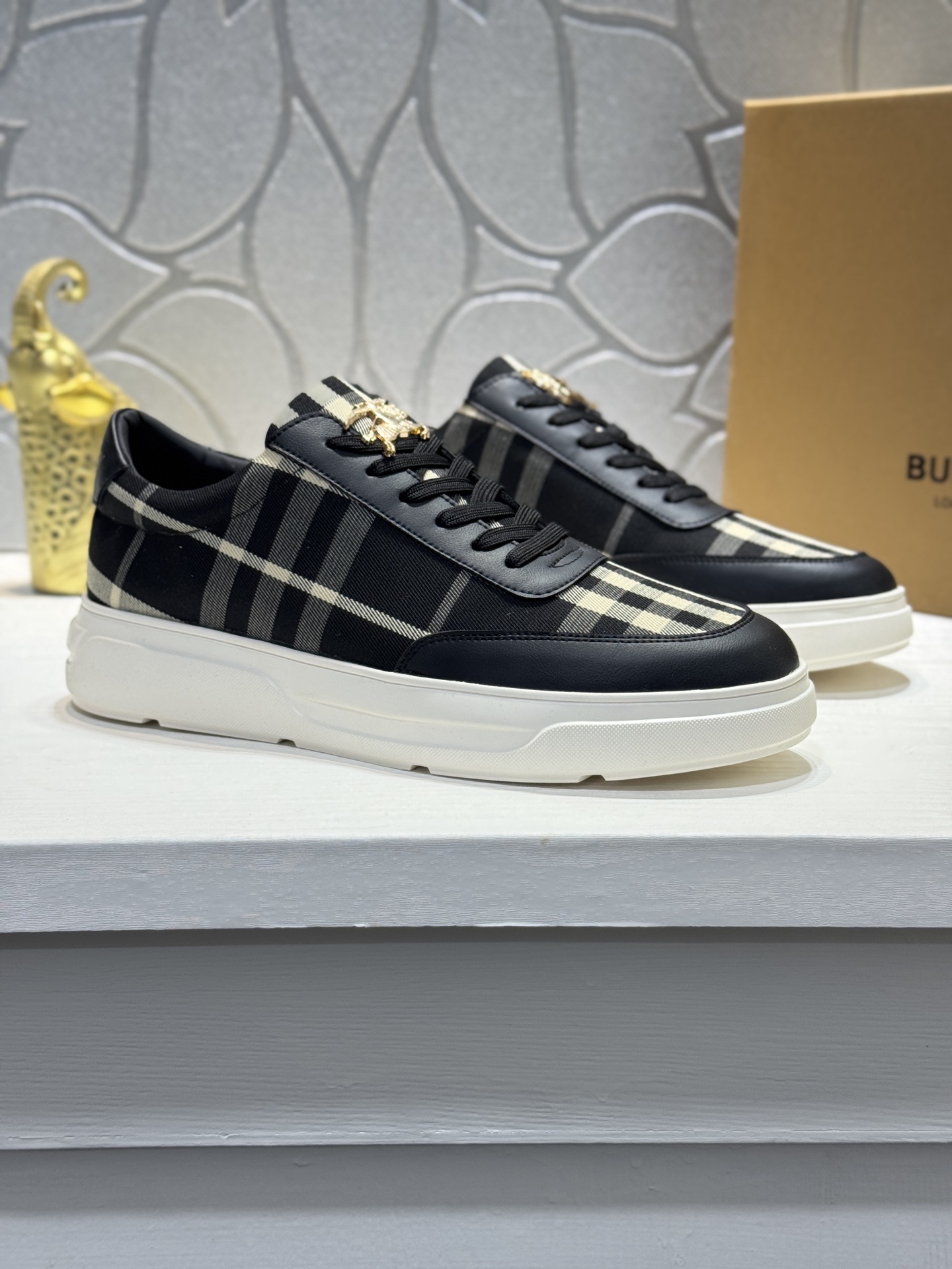 NO:664517,[Real price] BURBERRY's new men's classic low-top sneakers are reinterpreted with Vintage checkered cotton and cowhide materials, decorated with a new brand logo. Genuine leather lining, wear-resistant anti-slip rubber outsole!  Multiple colors available, a must-have for men. Size38-44 (45 customized,,burberry,burberry,sneakers,cowhide19860909【实价】BURBERRY新款巴宝莉家男士经典低帮运动鞋,以 Vintage 复古格纹棉搭配牛皮材质焕新演绎,装饰焕新的品牌徽标.真皮内里,耐磨防滑橡胶大底！多色可选,男士必备.Size38-44（45定制,,burberry,burberry,sneakers,cowhide,Men's shoes