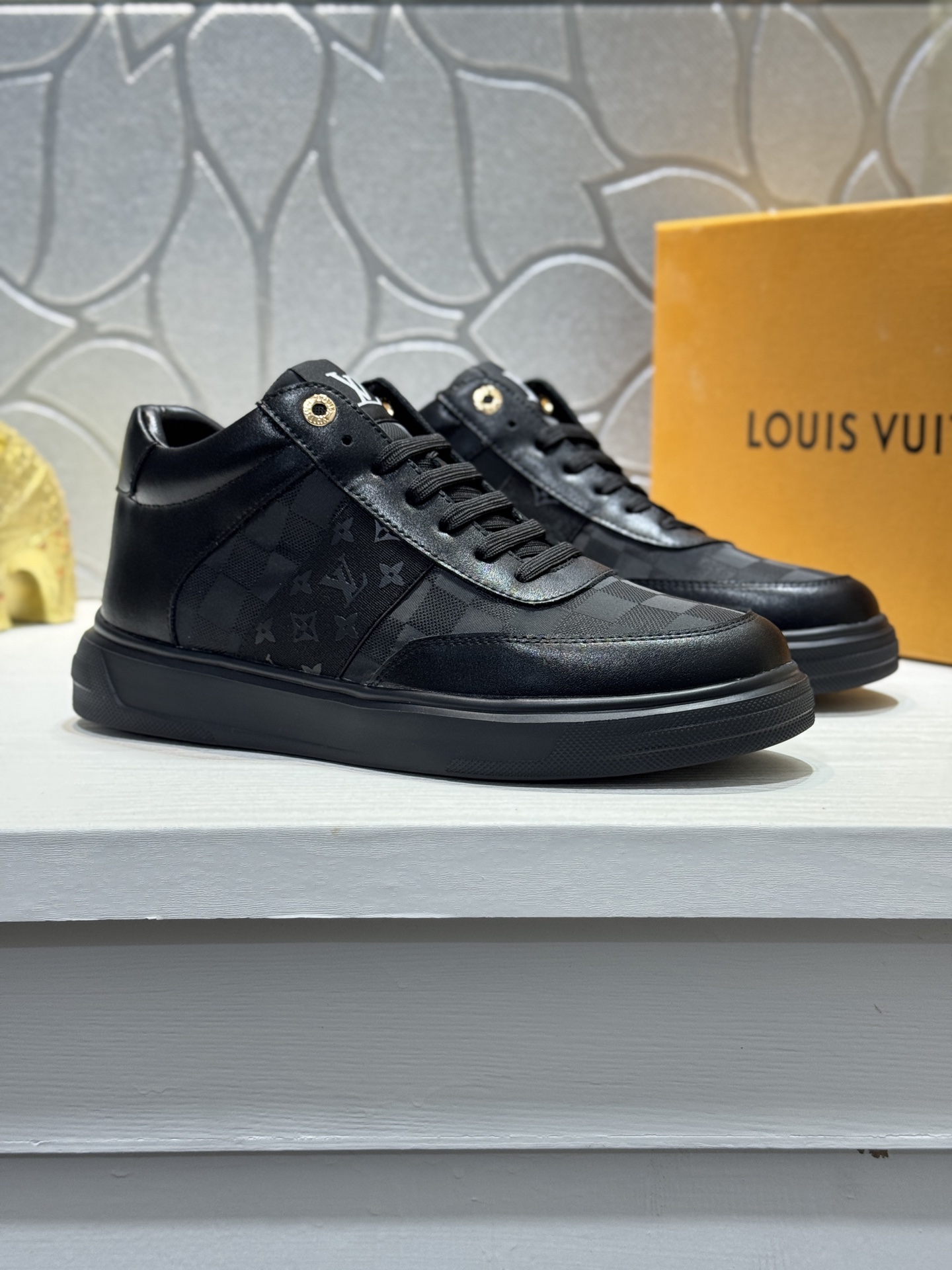 NO:664487,[Real Price] Louis Vuitton's new L luxury men's high-top sports boots, the upper is made of cowhide stitched with Lv plaid, the style is fashionable. The sheepskin lining is high-end and comfortable, and the original rubber outsole is light and wear-resistant!  Purely handmade, details determine quality!  Size38-44《45 customization,,louis vuitton,louis vuitton,boots,cowhide,sheepskin19860909【实价】路易威登L 奢品新款男士高帮运动靴,鞋面由牛皮拼接Lv格子制造,风格时髦.羊皮内里高档舒适,原版橡胶大底轻盈耐磨！纯手工制作,细节决定品质！ Size38-44《45定制,,louis vuitton,louis vuitton,boots,cowhide,sheepskin,Men's shoes