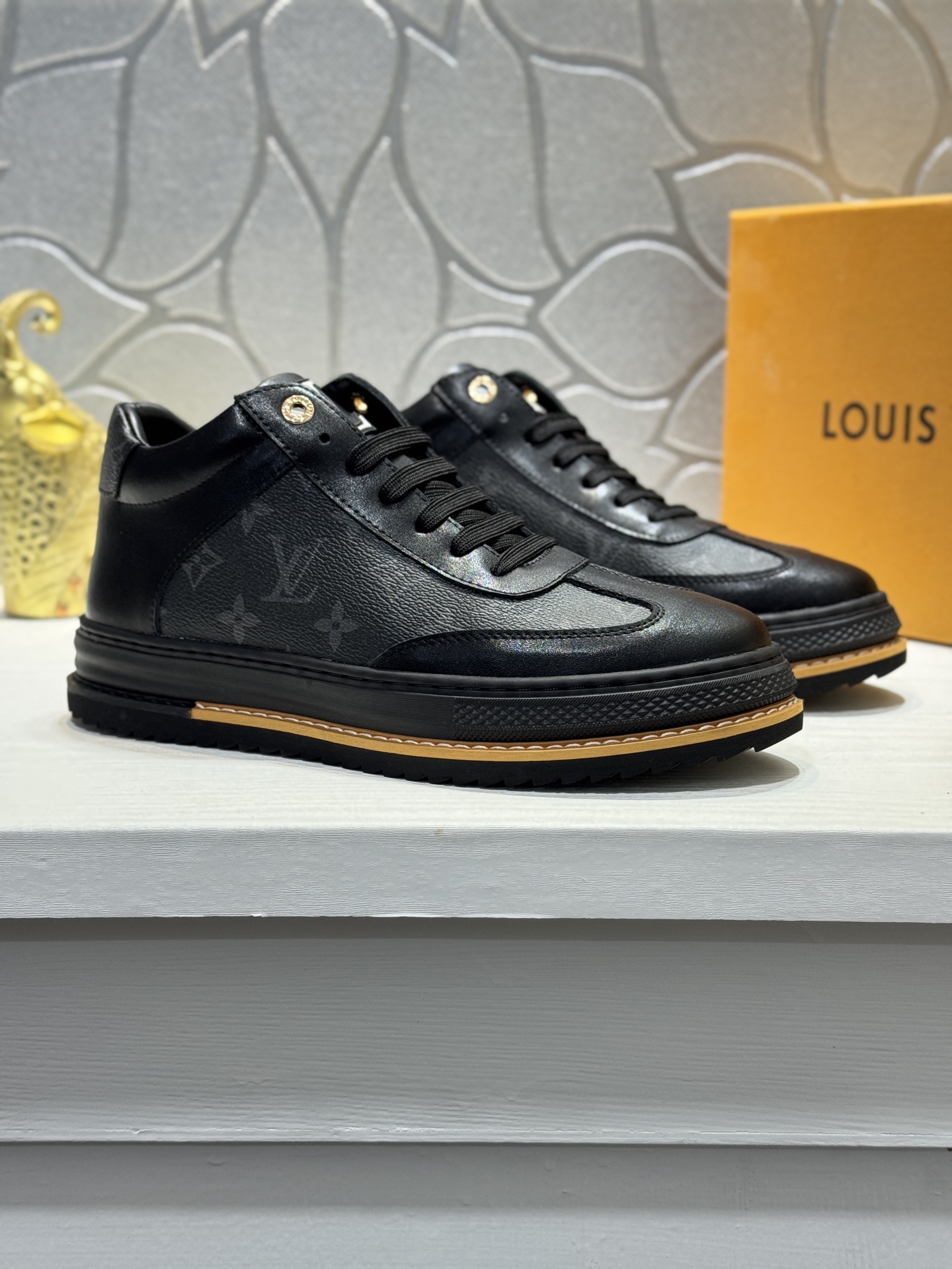 NO:664490,[Real price] Louis Vuitton's new L luxury men's high-top sports boots, the upper is made of cowhide and presbyopia, with a fashionable style. The sheepskin lining is high-end and comfortable, and the original rubber outsole is light and wear-resistant!  Purely handmade, details determine quality!  Size38-44《45 customization,,louis vuitton,boots,cowhide,sheepskin19860909【实价】路易威登L 奢品新款男士高帮运动靴,鞋面由牛皮拼接老花,风格时髦.羊皮内里高档舒适,原版橡胶大底轻盈耐磨！纯手工制作,细节决定品质！ Size38-44《45定制,,louis vuitton,boots,cowhide,sheepskin,Men's shoes