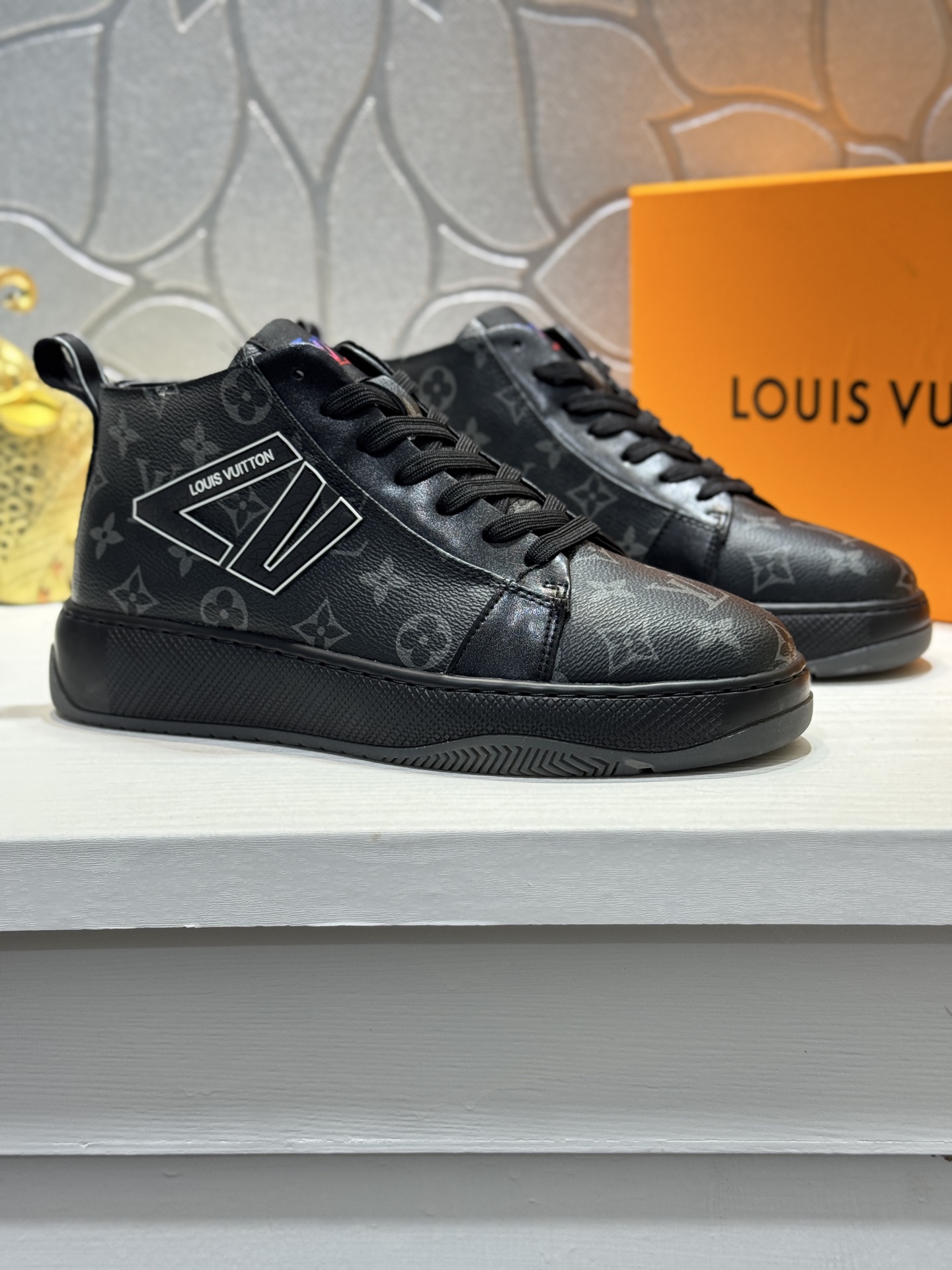 NO:664513,[Real price] [Louis Vuitton] New men's casual series at the counter!  The global limited edition shoe is made of cowhide leather with sheepskin lining and original rubber outsole, which is lighter and non-slip. It is fashionable and trendy, versatile and popular, simple yet tasteful!  Exudes a fashionable and casual atmosphere, fashion is at your feet, and you are full of confidence!  Multiple colors available. A must-have for fashionistas!  Size38-44（45 customized,,louis vuitton,cowhide,sheepskin19860909【实价】【路易威登】专柜新款男士休闲系列！全球限量款鞋面采用牛皮搭配羊皮内里原版橡胶大底,更轻便,防滑.时尚主打潮流,百搭爆款,简单不失品味！散发时尚休闲气息,时尚就在脚下,自信满满！多色可选.潮人必备！Size38-44（ 45定做,,louis vuitton,cowhide,sheepskin,Men's shoes