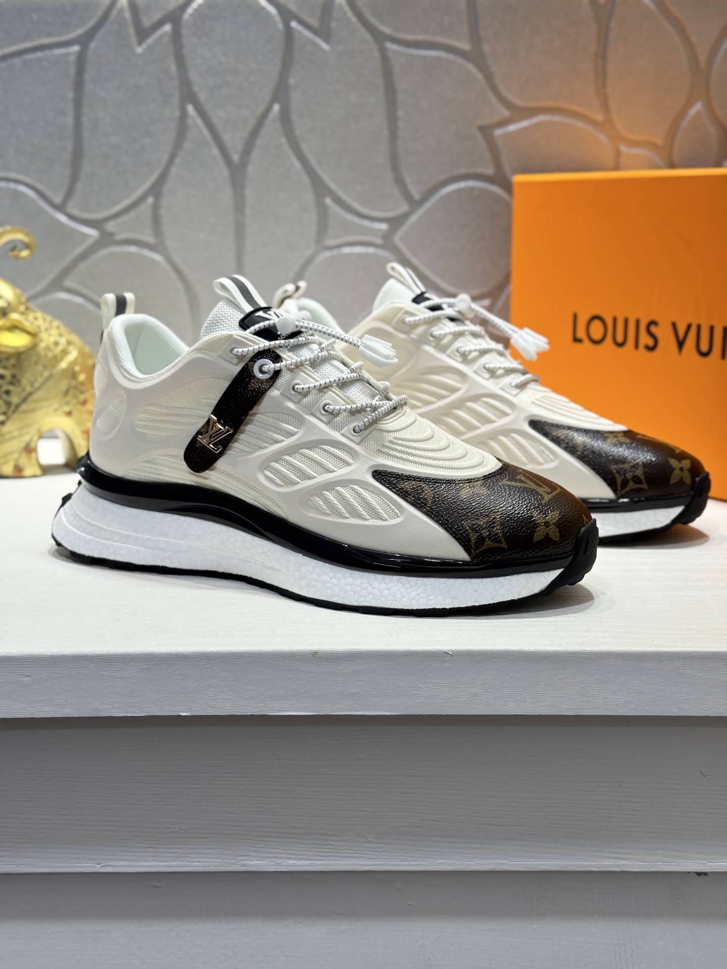 NO:779203,[Actual price] Top original order - Louis Vuitton, fashionable yet low-key men's casual shoes, LV cowhide upper, comfortable and breathable, mesh lining, original rubber outsole, two colors available ~ a must-have for sportsmen. Size 38-44 (customized for 45,, louis vuitton, louis vuitton, cowhide19860909【实价】顶级原单-路易威登 潮流时尚不失低调男士休闲鞋,鞋面LV牛皮,舒适透气,网布内里,原版橡胶大底,二色可选~型男必备.Size38-44（ 45定做,,louis vuitton,louis vuitton,cowhide,Men's shoes