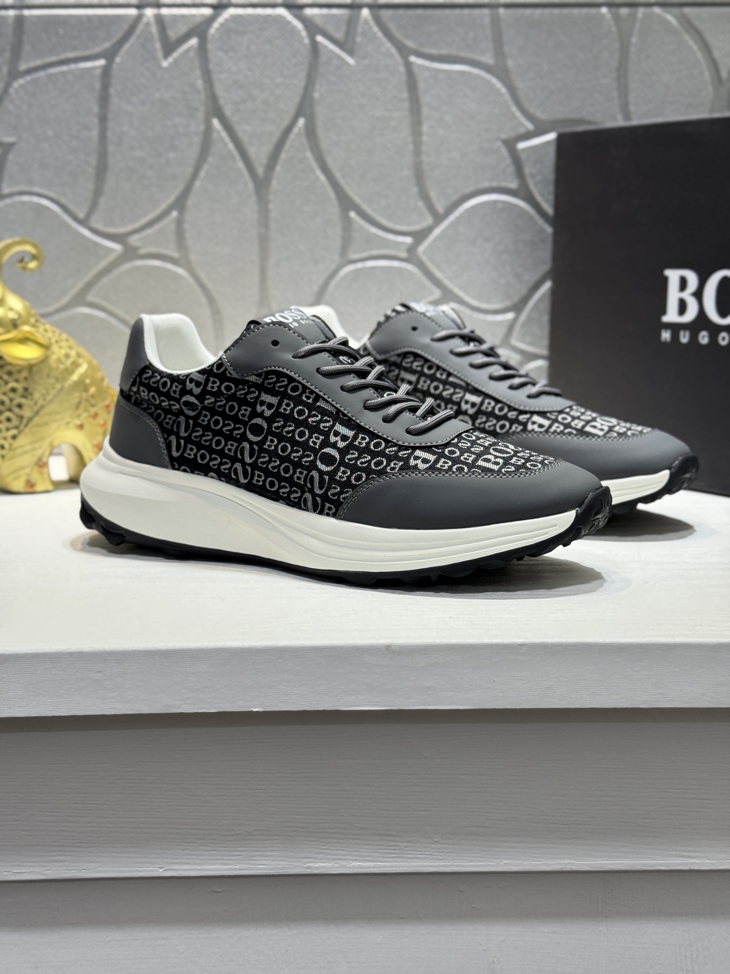 NO:853051,[Real price] BOSS] Sports men's shoes, this model is the official classic model, 1:1 quality, made by famous original factory teachers, using cowhide spliced ​​canvas, comfortable and breathable mesh lining. Perfect last shape, generous and fashionable design, attracting many consumers, suitable for drivers to drive, what they want is the highest quality in the market. Size38-44 (45 customized,,cowhide19860909【实价】BOSS】运动男鞋,本款是官方主打经典款,1:1质量,原厂名师制作,采用牛皮拼接帆布舒适透气网布内里.完美楦型,大方时尚的设计,吸引了众多消费者的追捧,适合司机驾车行驶,要的就是市场最高品质.Size38-44（45定制,,cowhide,Men's shoes