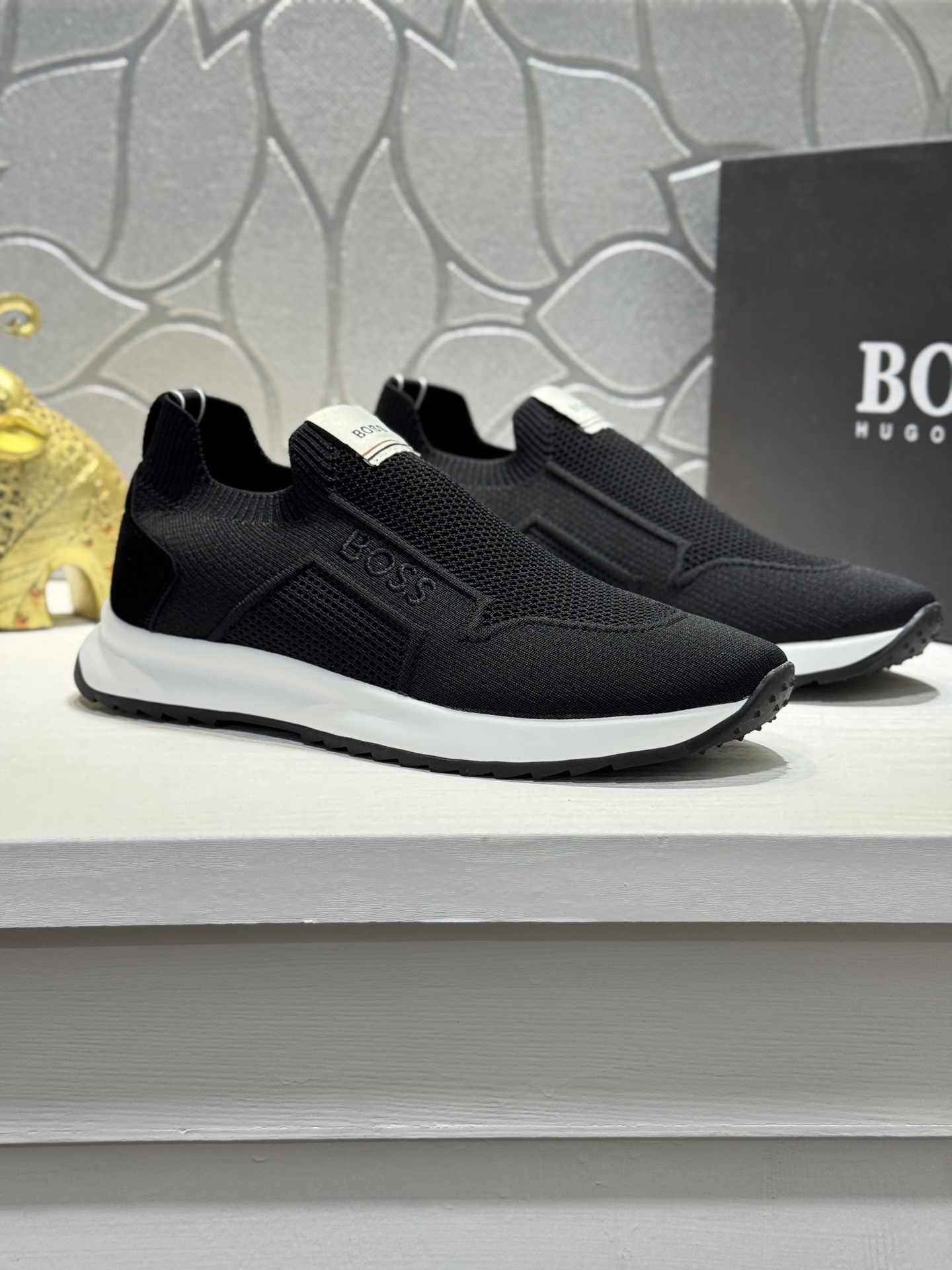 NO:853060,[Real price] BOSS] Sports men's shoes, this model is the official classic model, 1:1 quality, made by famous original factory teachers, using a combination of fly woven surface and breathable mesh lining. Perfect last shape, generous and fashionable design, attracting many consumers, suitable for drivers to drive, what they want is the highest quality in the market. Size38-44 (45 customized,19860909【实价】BOSS】运动男鞋,本款是官方主打经典款,1:1质量,原厂名师制作,采用飞织面与透气网里相结合.完美楦型,大方时尚的设计,吸引了众多消费者的追捧,适合司机驾车行驶,要的就是市场最高品质.Size38-44（45定制,,Men's shoes