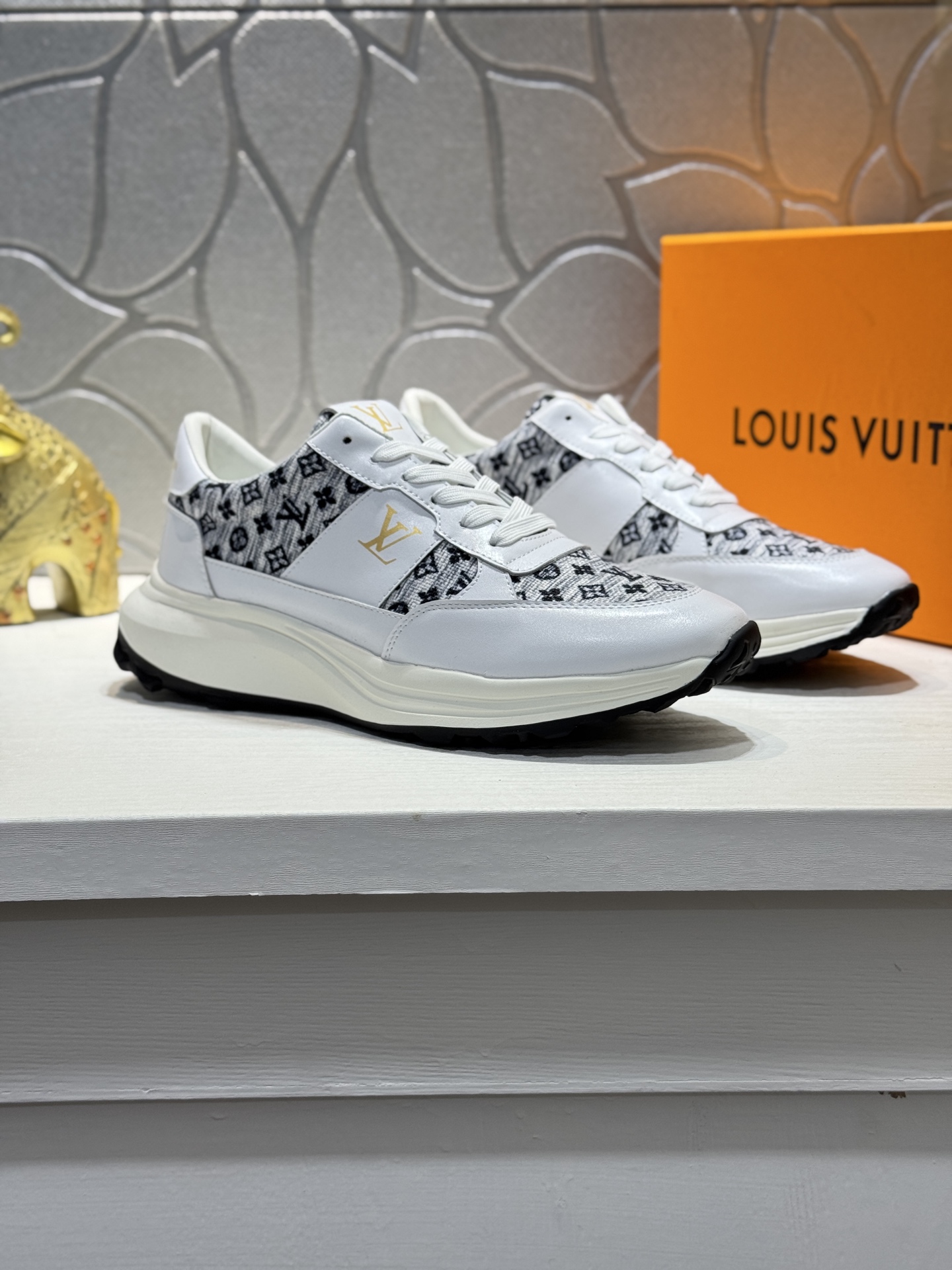 NO:853070,[Real price] Top original Louis Vuitton fashionable yet low-key men's casual shoes, LV cowhide upper with denim, comfortable and breathable, sheepskin lining, original rubber outsole, 3 colors optional ~ a must-have for stylish men. Size 38-44 (customized for 45, louis vuitton, louis vuitton, cowhide, sheepskin19860909【实价】顶级原单 路易威登 潮流时尚不失低调男士休闲鞋,鞋面LV牛皮搭配牛仔布,舒适透气,羊皮内里,原版橡胶大底,3色可选~型男必备. Size38-44（ 45定做,,louis vuitton,louis vuitton,cowhide,sheepskin,Men's shoes