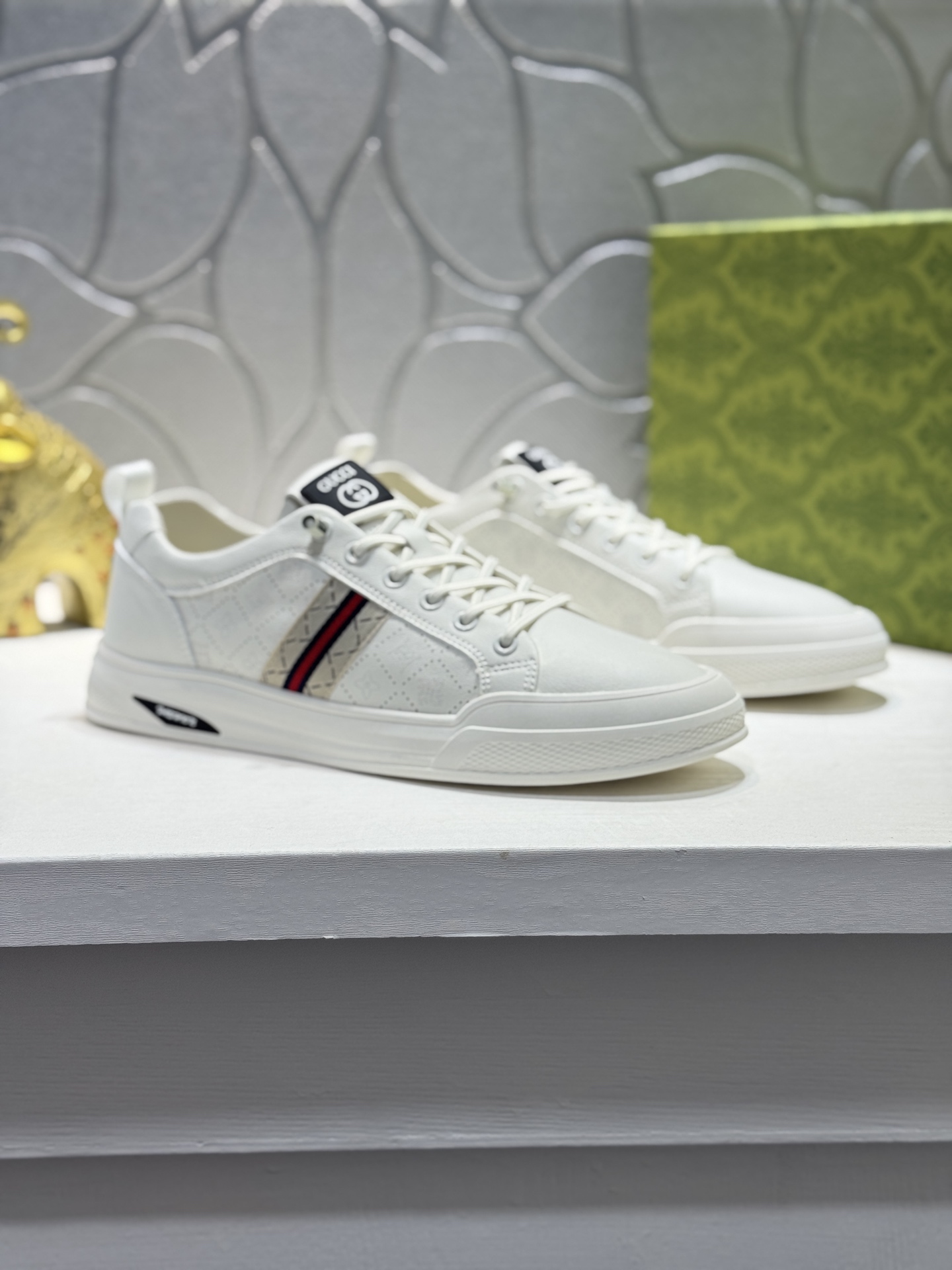 NO:853081,[Real price] GUCCI Gucci casual style original domineering LOGO brand material, the upper is made of imported cowhide leather lining and the unique layout design of European and American masters. The perfect counter-quality wear-resistant outsole is comfortable and atmospheric, a must-have for handsome men. Size38-44 (45 can be customized,,gucci,cowhide19860909【实价】GUCCI古奇休闲款原版霸气LOGO品牌料,鞋面釆用进口牛皮真皮内里欧美大师独特版面设计 完美打造专柜品质耐磨大底,上脚舒适大气,型男必备. Size38-44（45可订做,,gucci,cowhide,Men's shoes