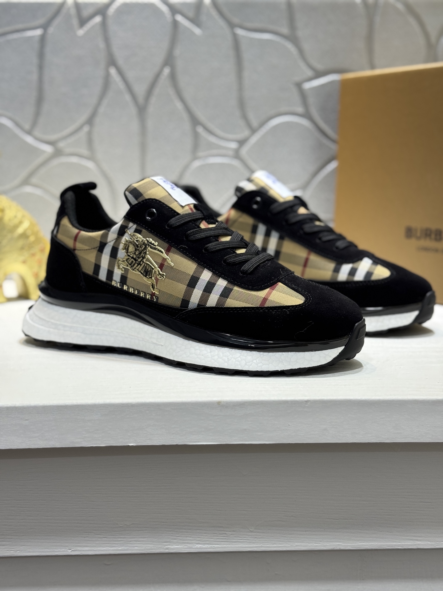 NO:853888,[Real price] BURBERRY's new men's classic low-top sneakers are reinterpreted with Vintage checkered cotton and cowhide materials, decorated with a new brand logo. They are comfortable and breathable to wear, and have a wear-resistant and non-slip rubber outsole!  Size38-44 (45 customized,,burberry,burberry,sneakers,cowhide19860909【实价】BURBERRY新款巴宝莉家男士经典低帮运动鞋,以 Vintage 复古格纹棉搭配牛皮材质焕新演绎,装饰焕新的品牌徽标.穿着舒适透气,耐磨防滑橡胶大底！Size38-44（45定制,,burberry,burberry,sneakers,cowhide,Men's shoes