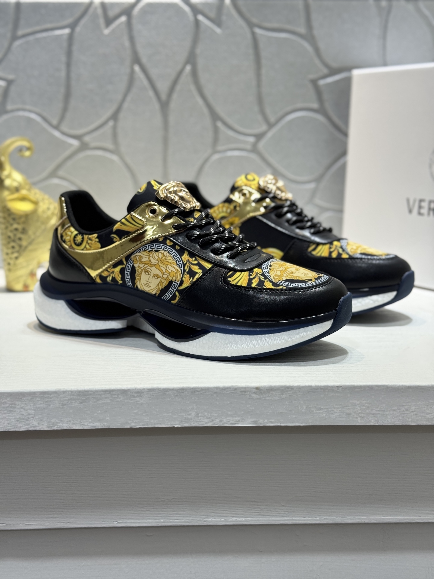 NO:853773,[Real price] Versace is on sale globally. The market-leading model. It is unique and stylish. It is carefully crafted with heavy investment. The material is imported cowhide with mesh lining. Unique layout design by European and American masters. Perfect counter quality, wear-resistant imitation slip original outsole. Sports and running style design. Unique beauty on the foot. Casual sports sneakers are super comfortable. Size 38-44 '45 customization, versace, cowhide19860909【实价】范思哲 全球抢购中 市场领先款 独领风骚,重金精心打造 材料进口牛皮配网布内里.欧美大师独特版面设计 完美打造专柜品质,耐磨仿滑原 版大底 运动跑步风设计 上脚独特的美,休闲运动板鞋超级舒服.Size38-44「45定制,,versace,cowhide,Men's shoes