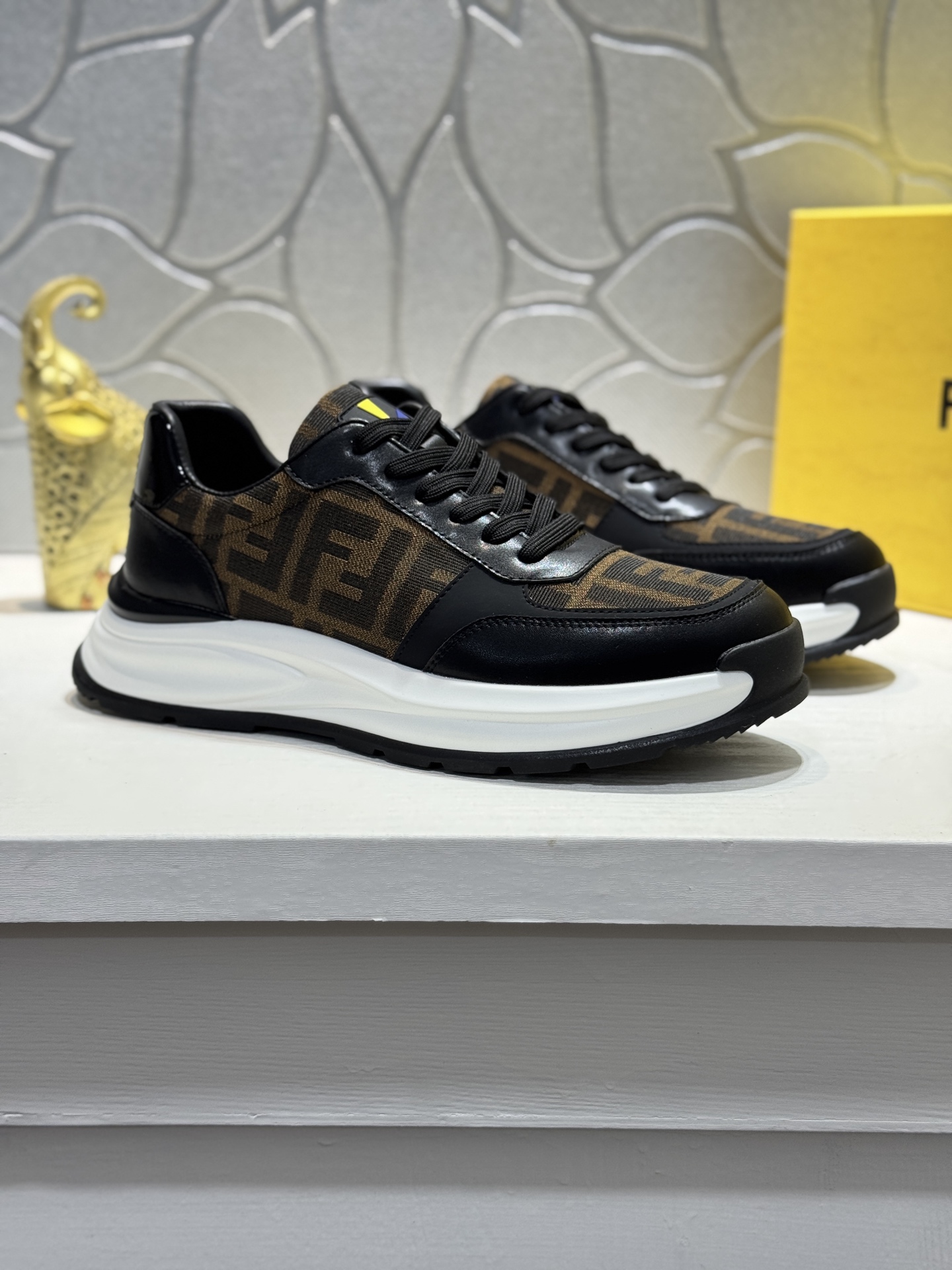 NO:853808,[Real Price] Fendi!  A hot item at purchasing agent level, the upper is made of cowhide canvas, with a lightweight non-slip outsole. Top quality in the market, performed by many stars in person, fashionable and popular, simple yet tasteful, a must-have for fashionistas, exuding a fashionable and casual atmosphere, fashion is at your feet, full of confidence, wear it. Size38-44 (45 customized, fendi, cowhide19860909【实价】芬迪！代购级别爆款,鞋面采用牛皮帆布制造,轻便防滑大底.市场顶级品质,众多明星亲身演绎,时尚主打潮流,百搭爆款,简单不失品味,潮人必备,散发时尚休闲气息,时尚就在脚下,自信满满,穿起来.Size38-44（45定制,,fendi,cowhide,Men's shoes
